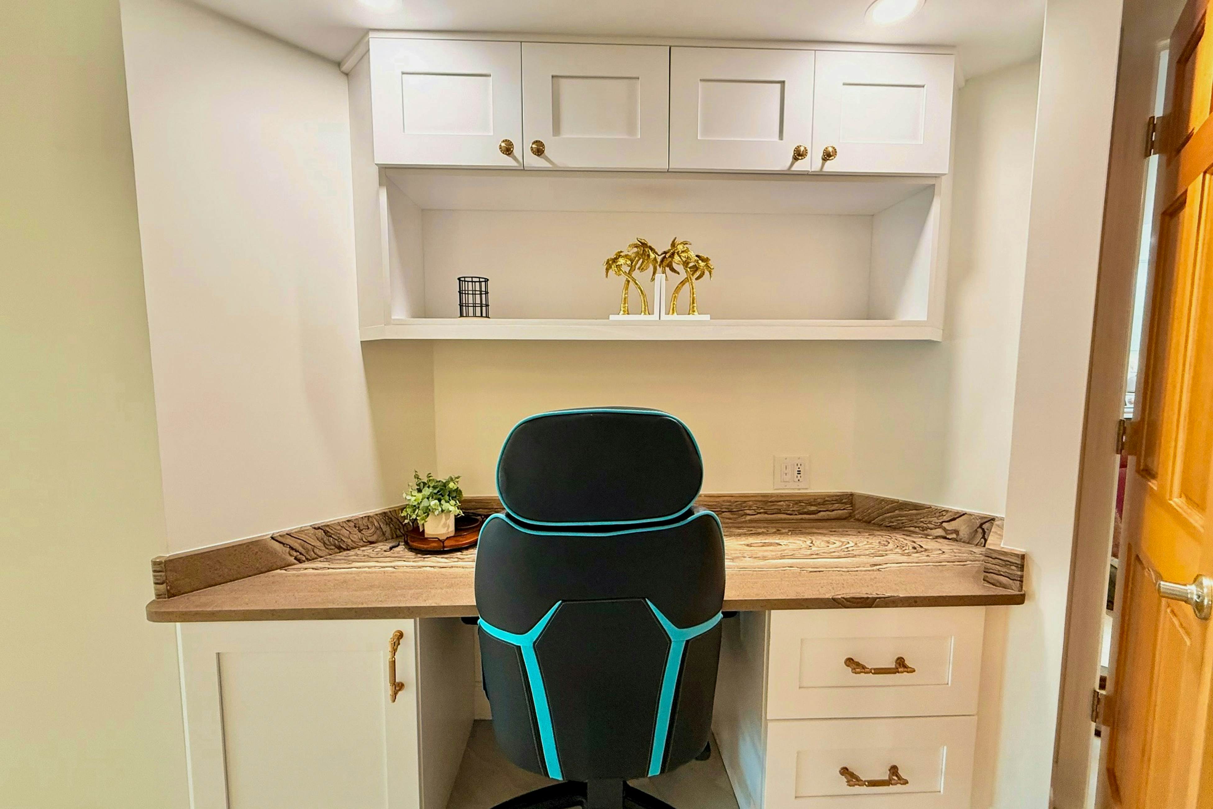 Gulf front condo with amazing views, W/D, resort amenities, pool & hot tub