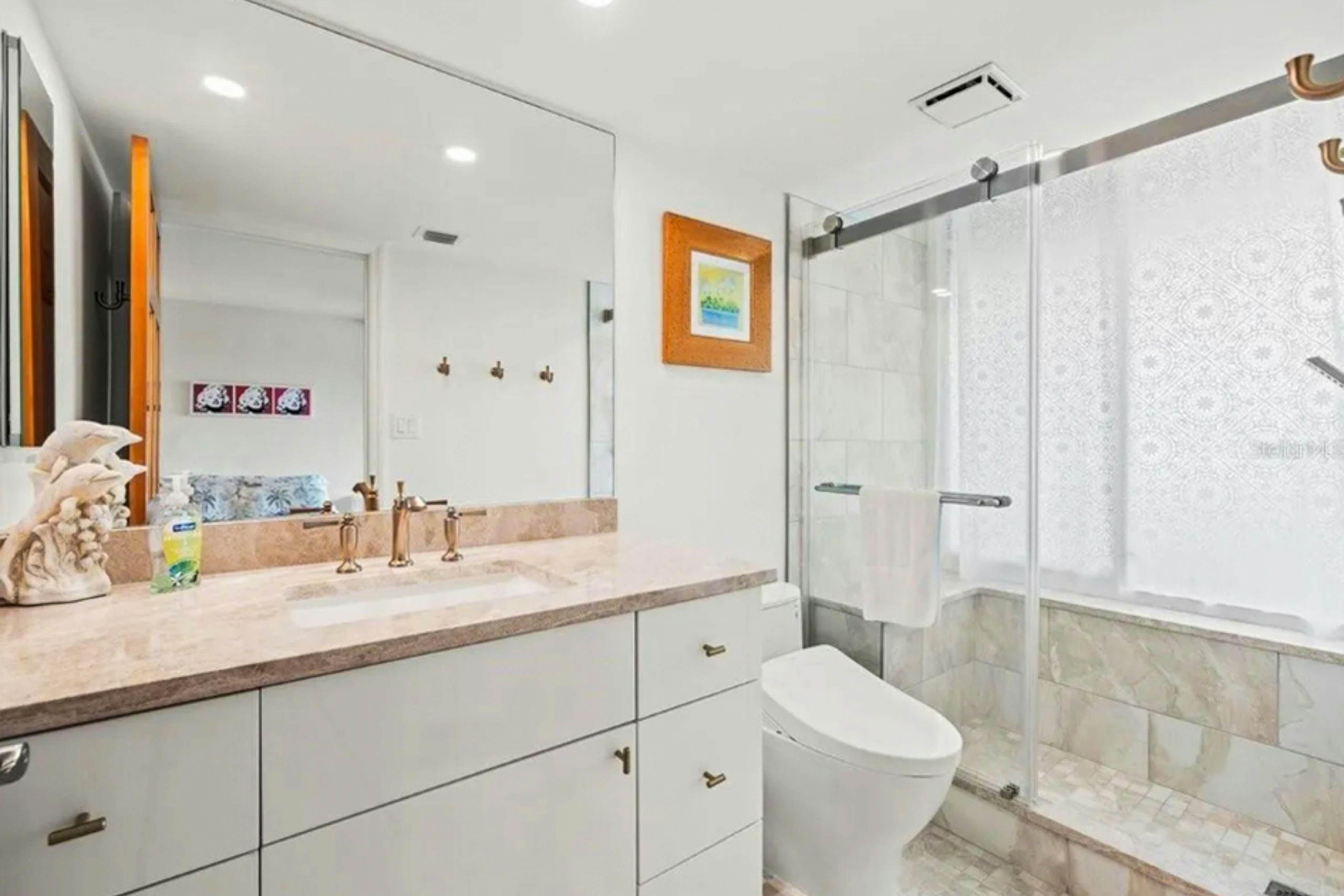 Gulf front condo with amazing views, W/D, resort amenities, pool & hot tub