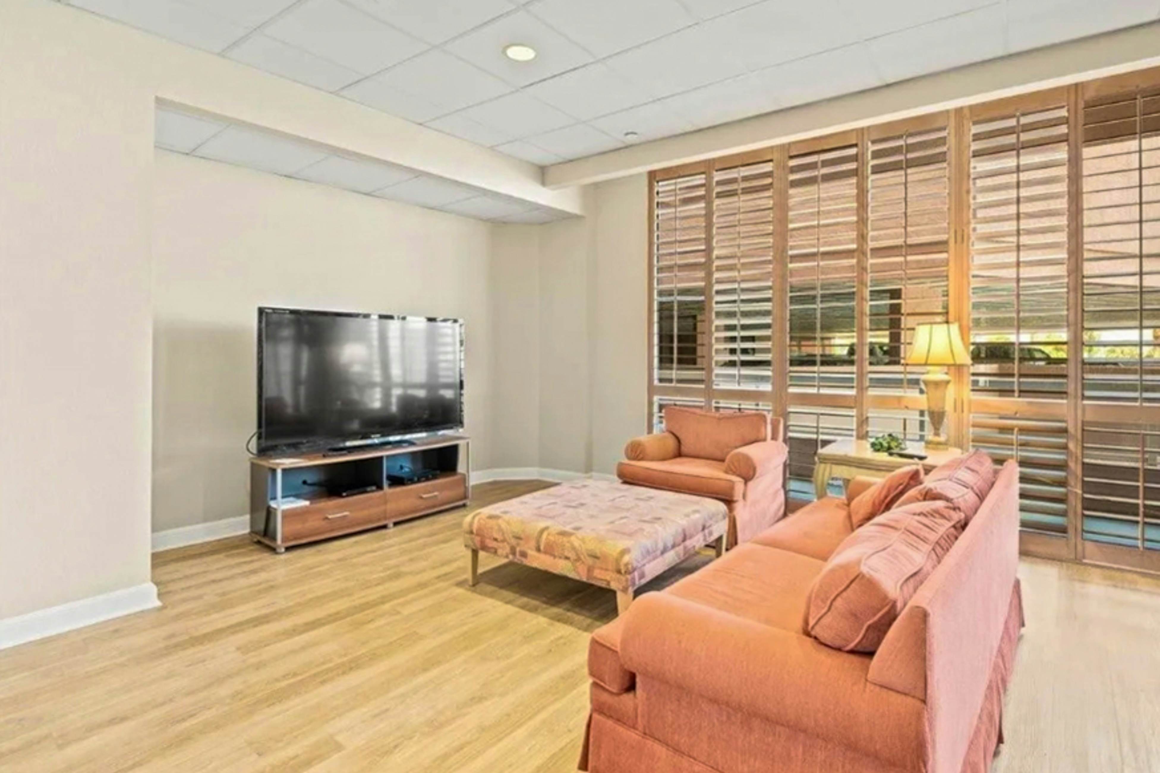 Gulf front condo with amazing views, W/D, resort amenities, pool & hot tub