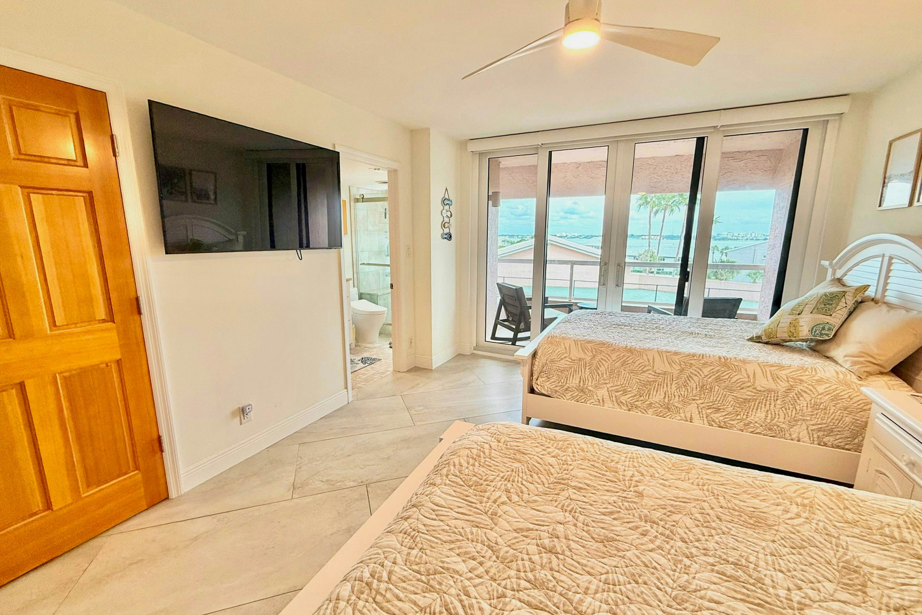 Gulf front condo with amazing views, W/D, resort amenities, pool & hot tub