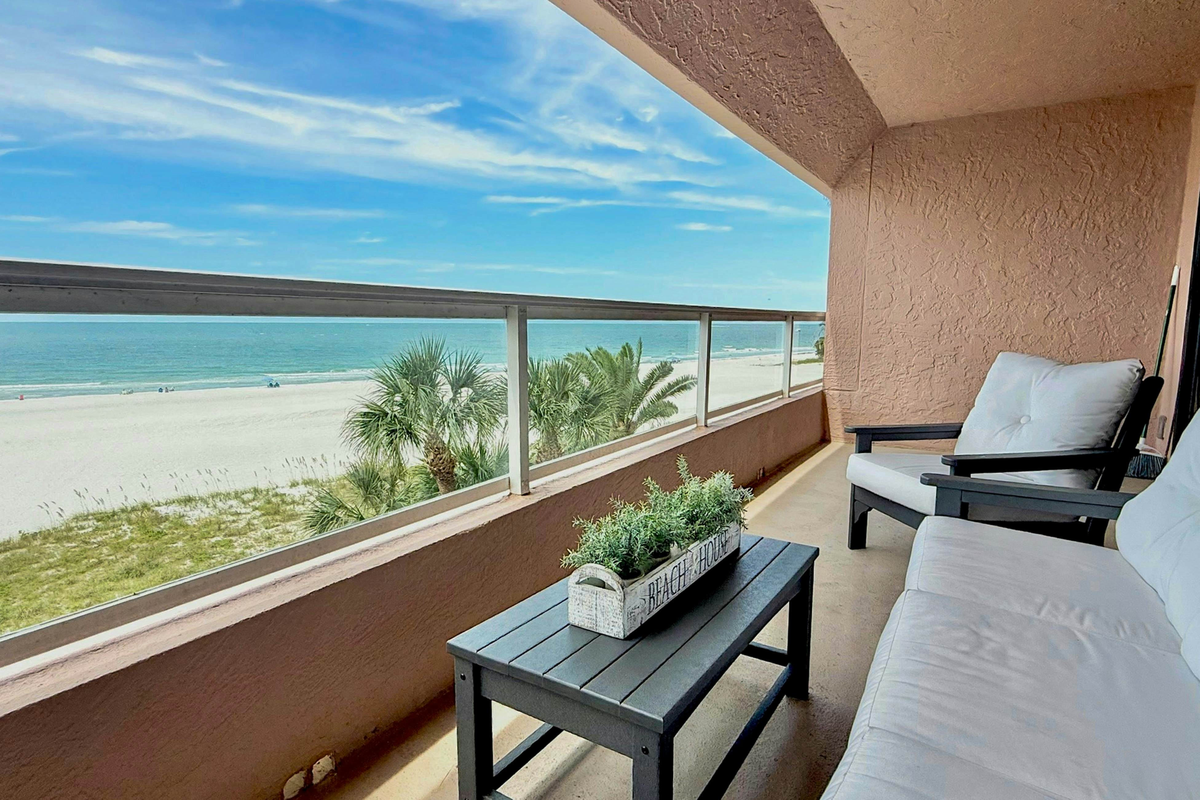 Gulf front condo with amazing views, W/D, resort amenities, pool & hot tub