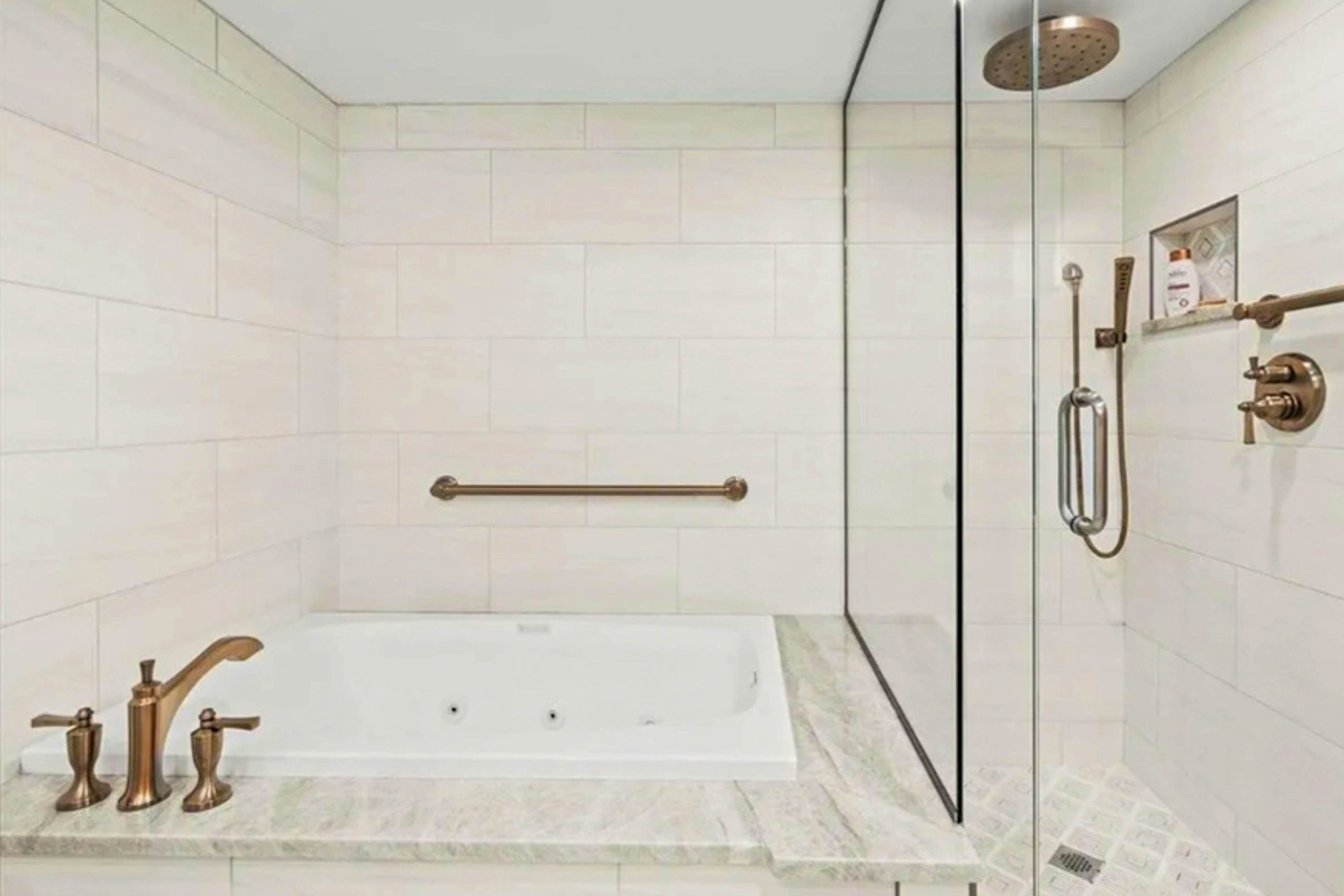 Gulf front condo with amazing views, W/D, resort amenities, pool & hot tub