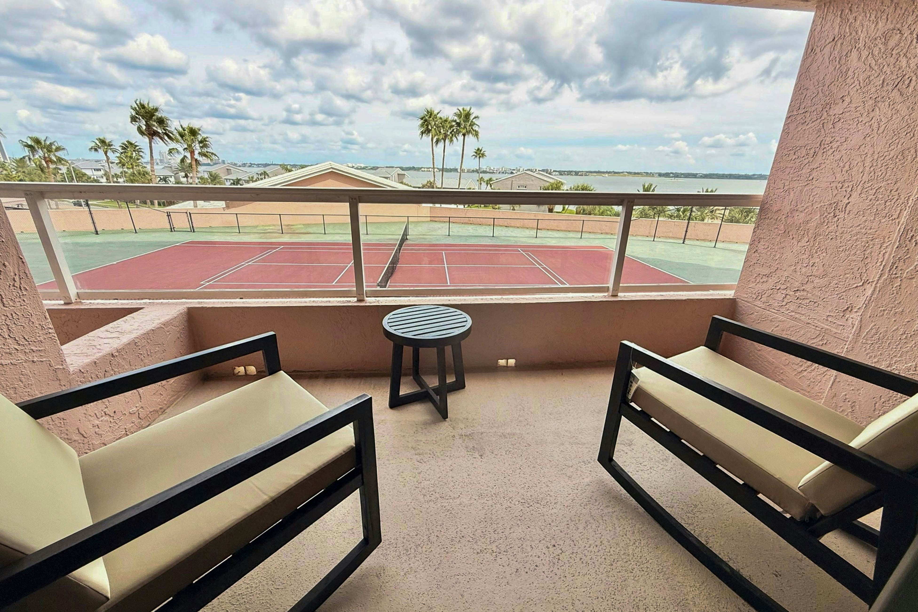 Gulf front condo with amazing views, W/D, resort amenities, pool & hot tub