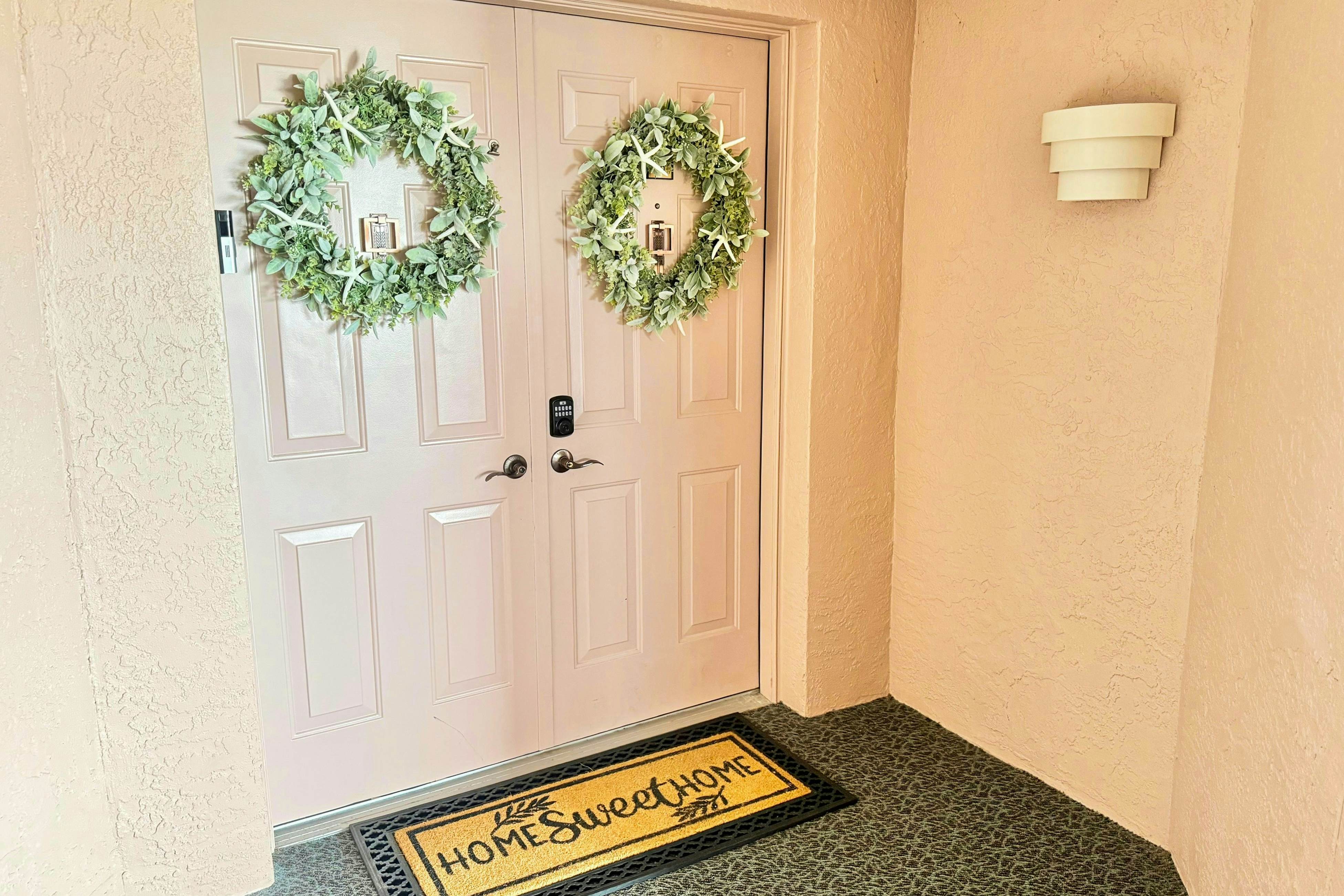 Gulf front condo with amazing views, W/D, resort amenities, pool & hot tub