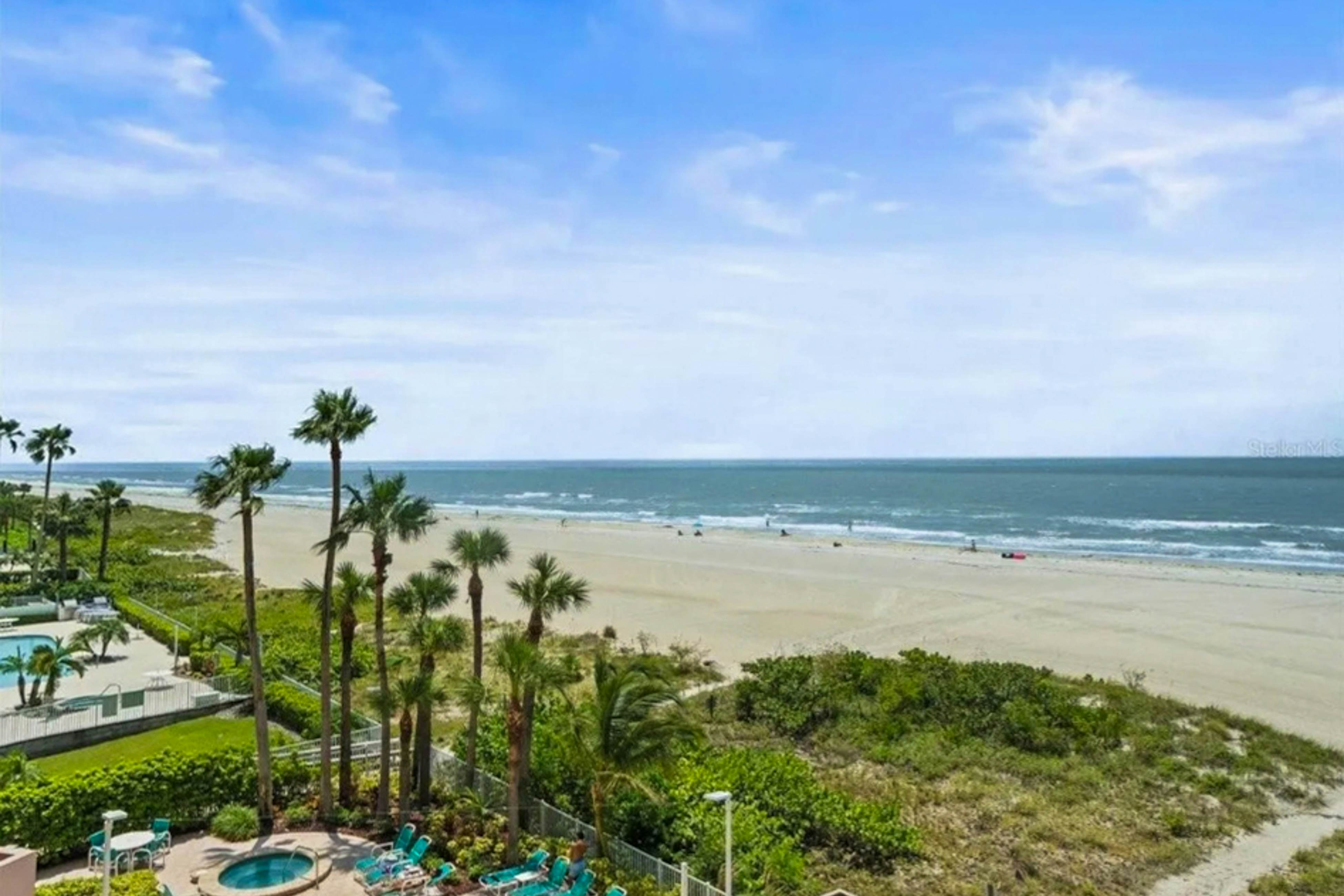 Gulf front condo with amazing views, W/D, resort amenities, pool & hot tub