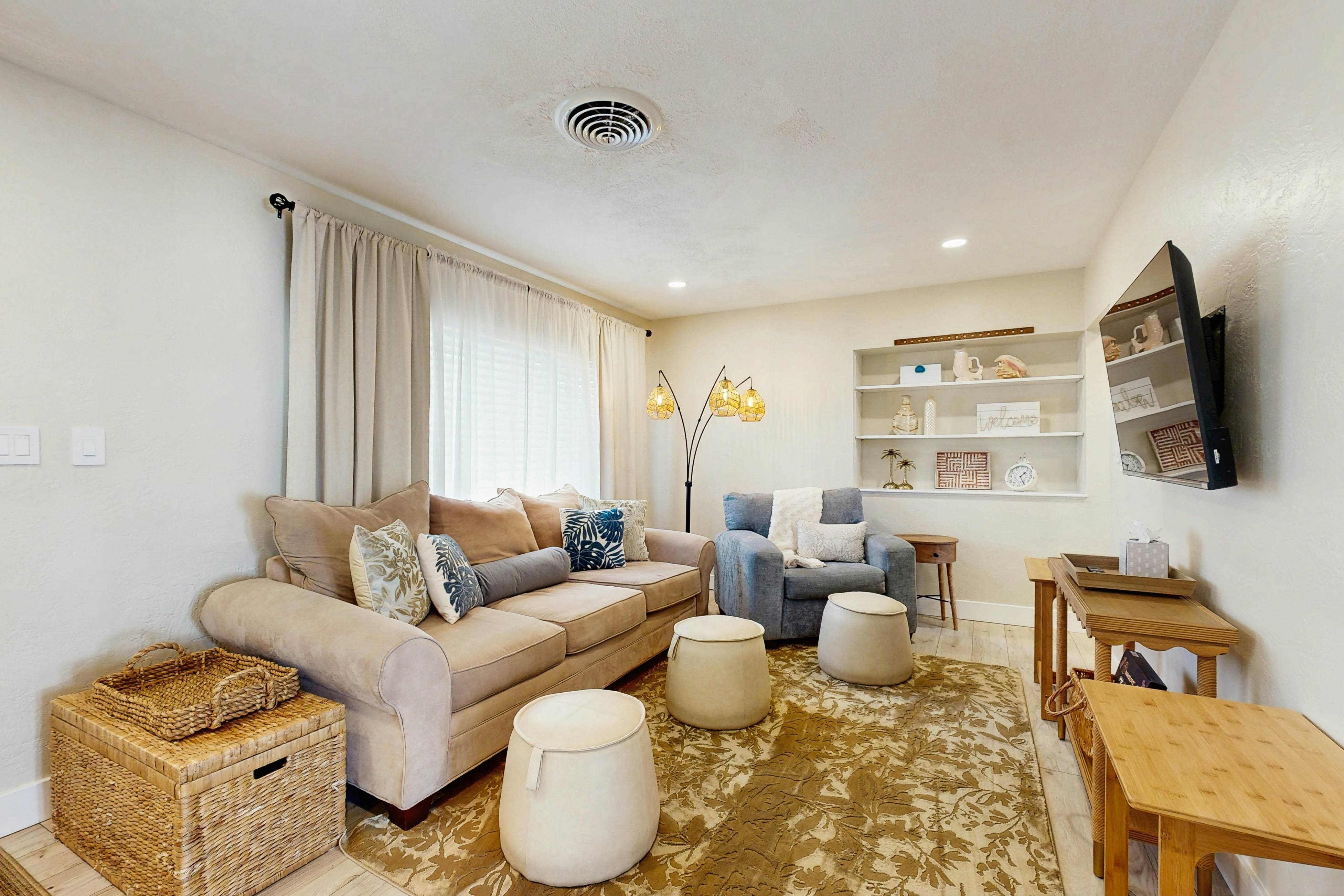 Charming home very close to the beach with a spacious and private yard and hot tub