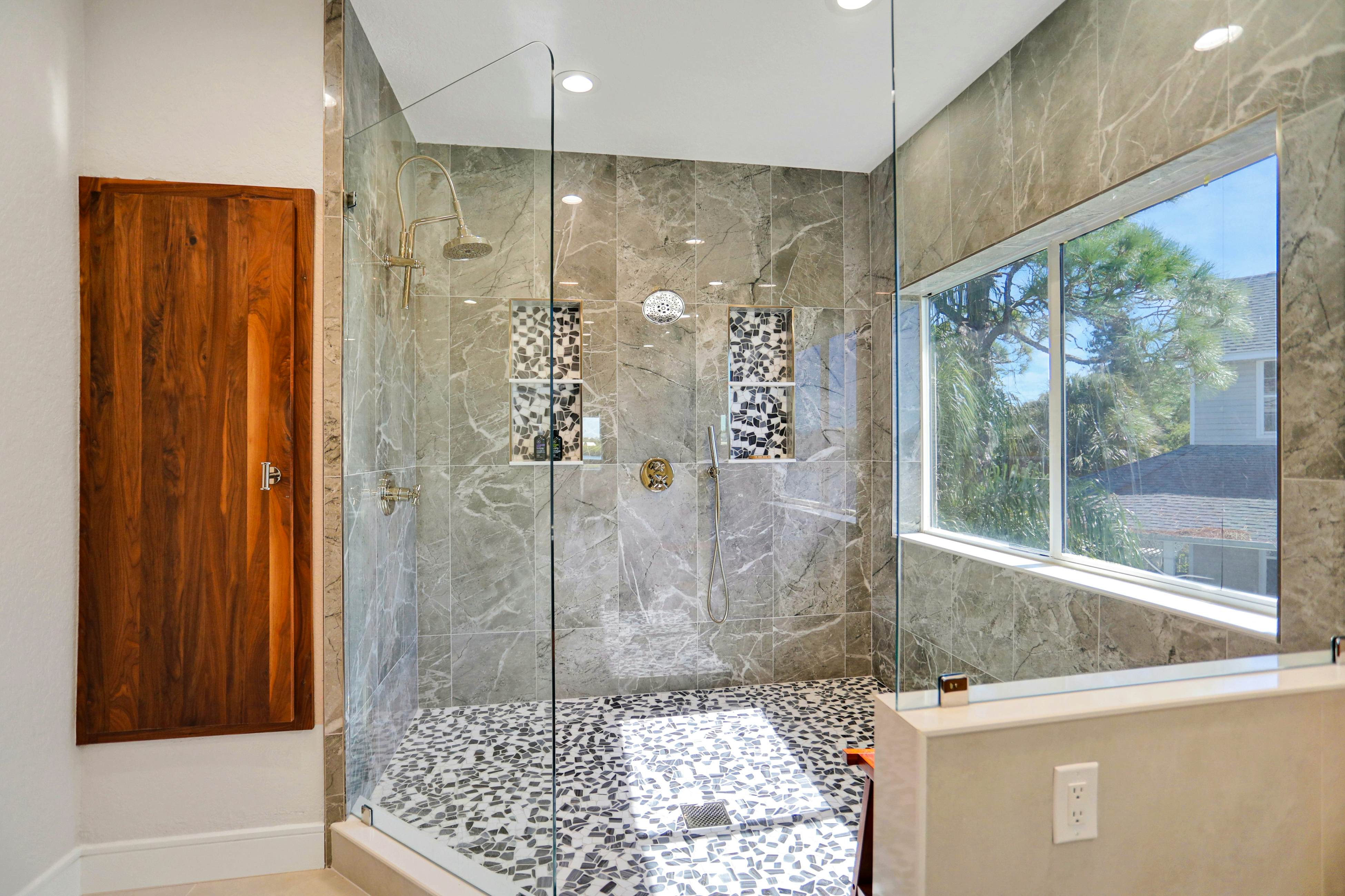 Luxurious waterfront home w pool game room dock