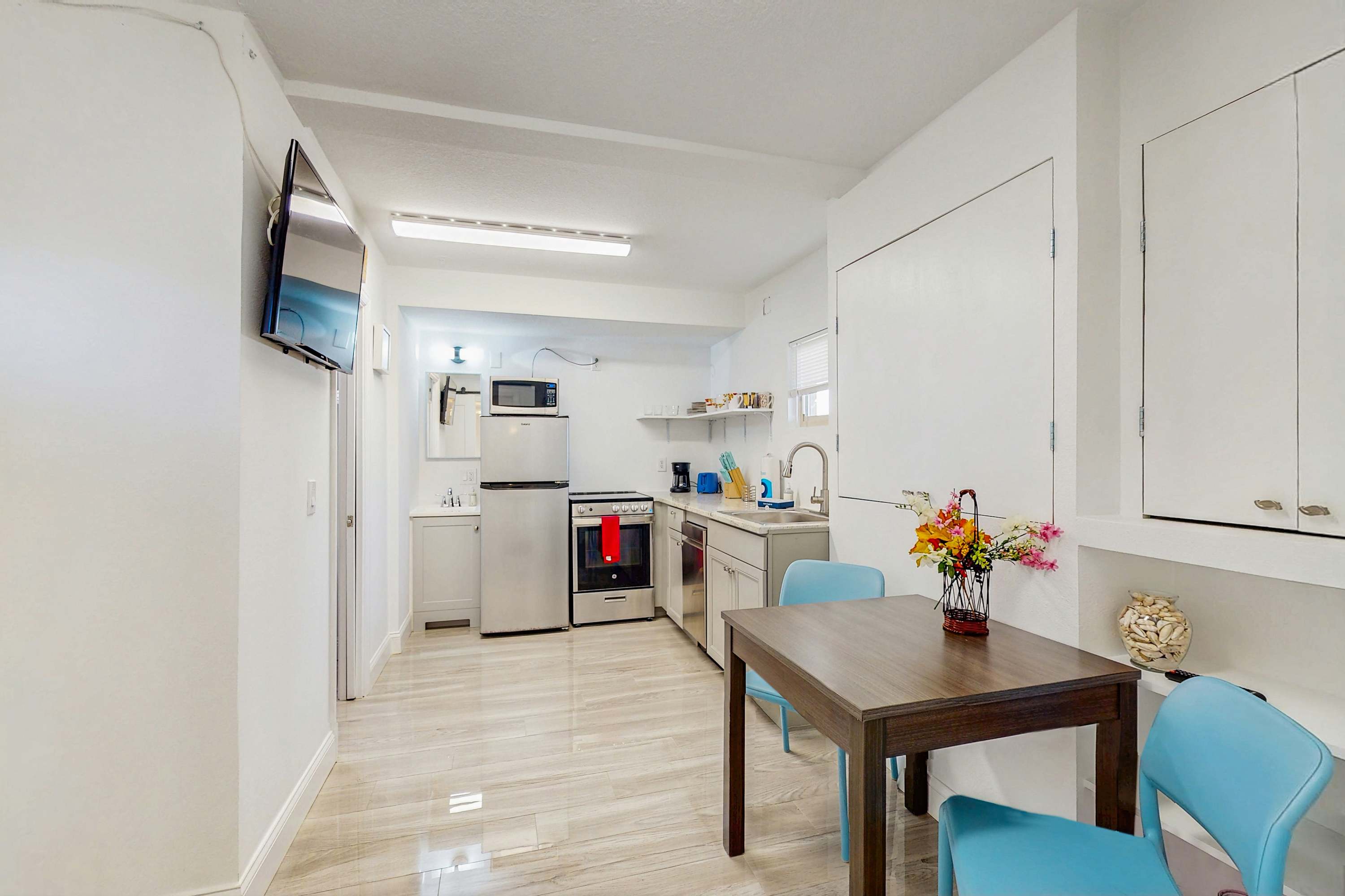 Beachfront condo with pool and island vibes