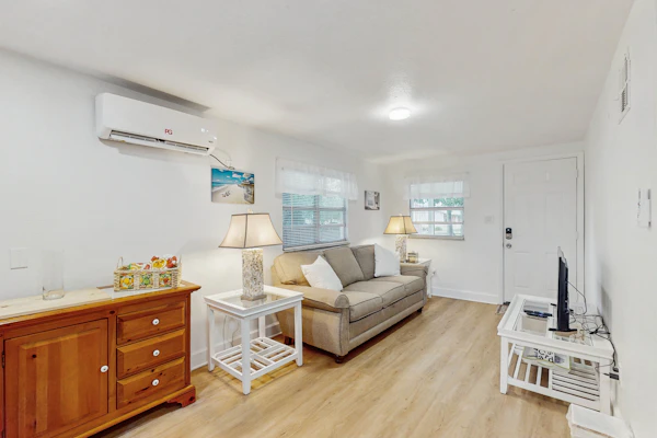 Charming and cozy duplex retreat close to downtown Tampa stadiums and Bay WIFI