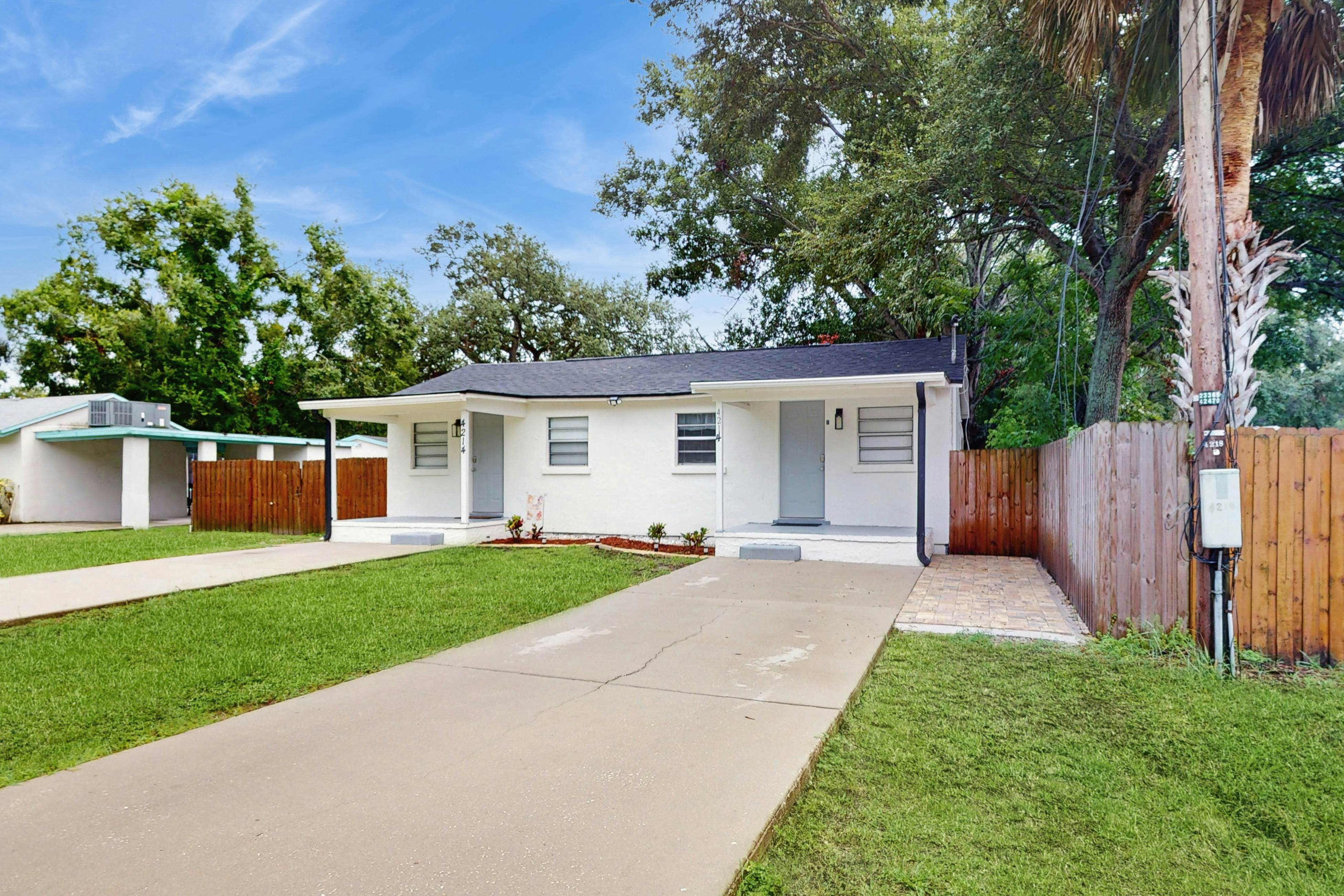 Charming and cozy duplex retreat close to downtown Tampa, stadiums and Bay, WIFI