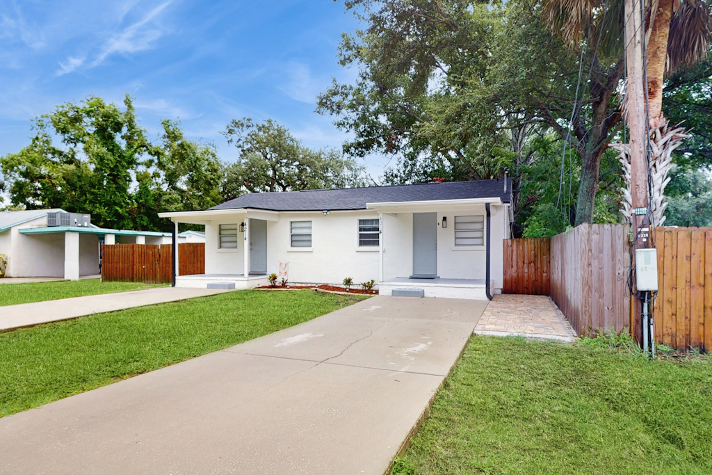 Charming and cozy duplex retreat close to downtown Tampa stadiums and Bay WIFI