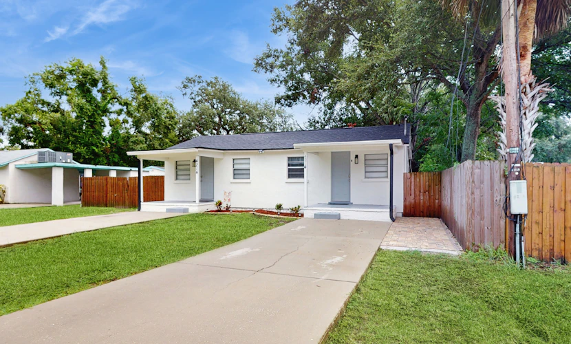 Charming and cozy duplex retreat close to downtown Tampa stadiums and Bay WIFI