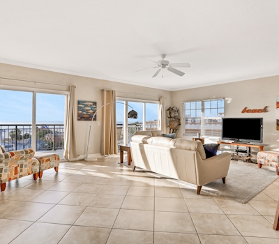 Top floor condo near the beach with pool hot tub washer dryer