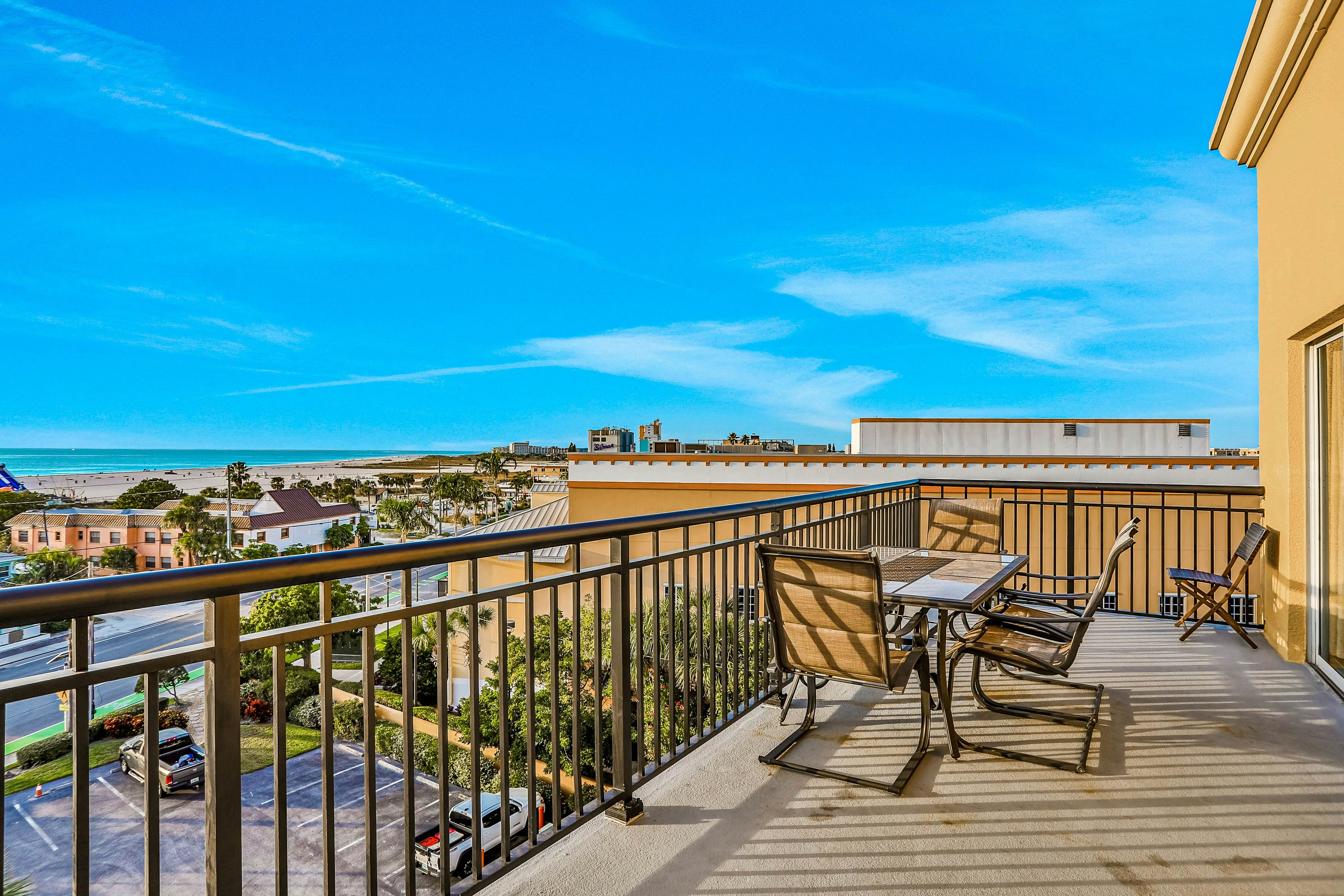 Top floor condo near the beach with pool, hot tub, washer/dryer