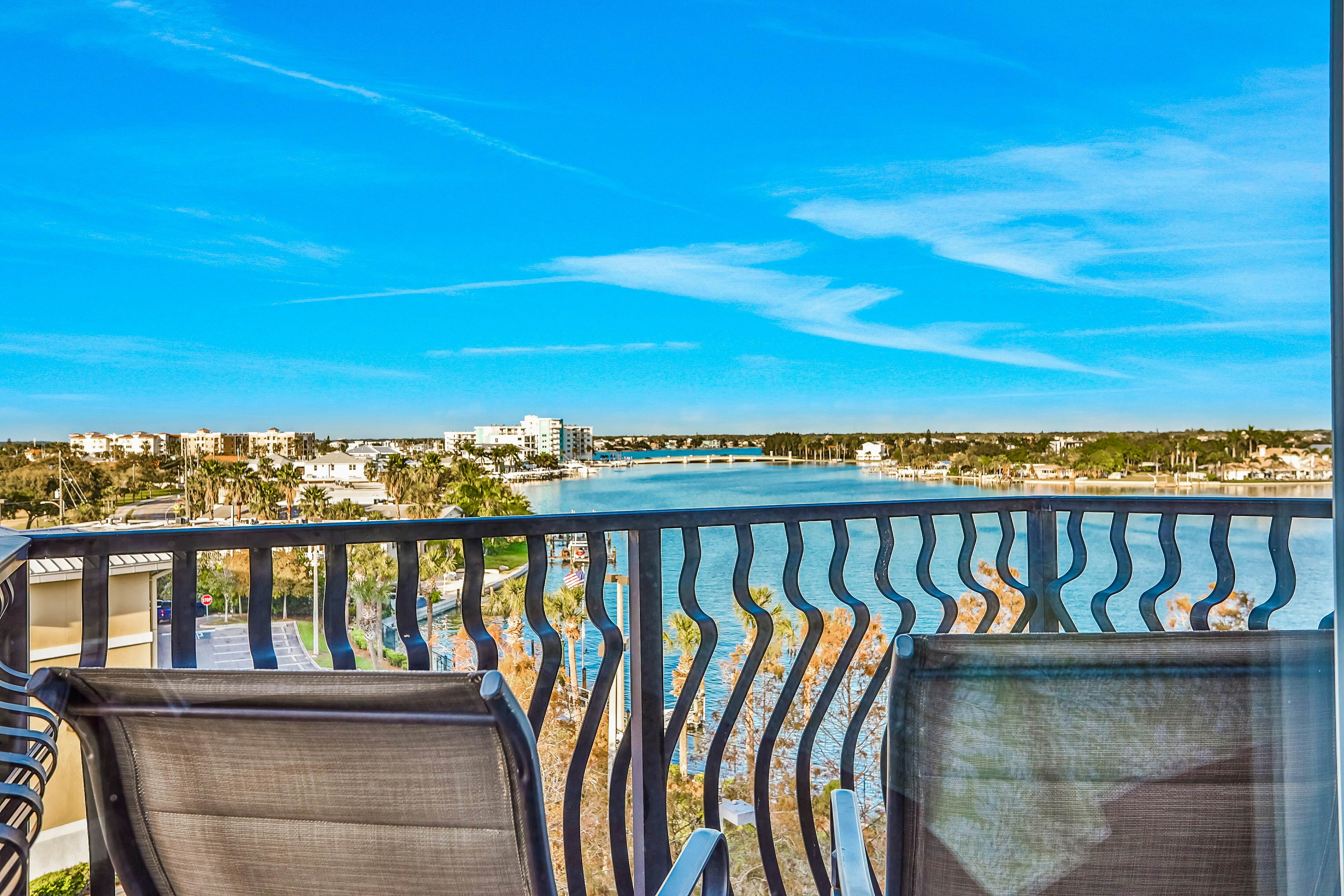Top floor condo near the beach with pool, hot tub, washer/dryer