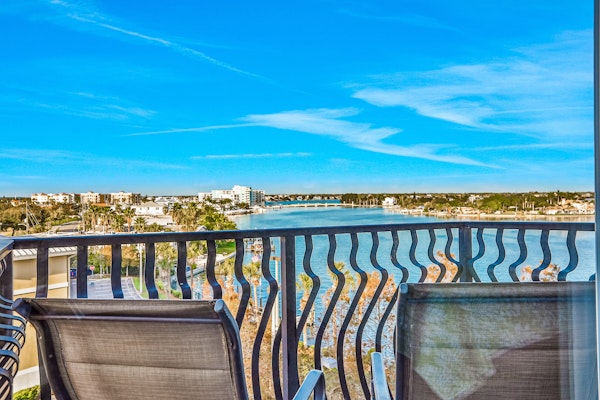 Top floor condo near the beach with pool hot tub washer dryer