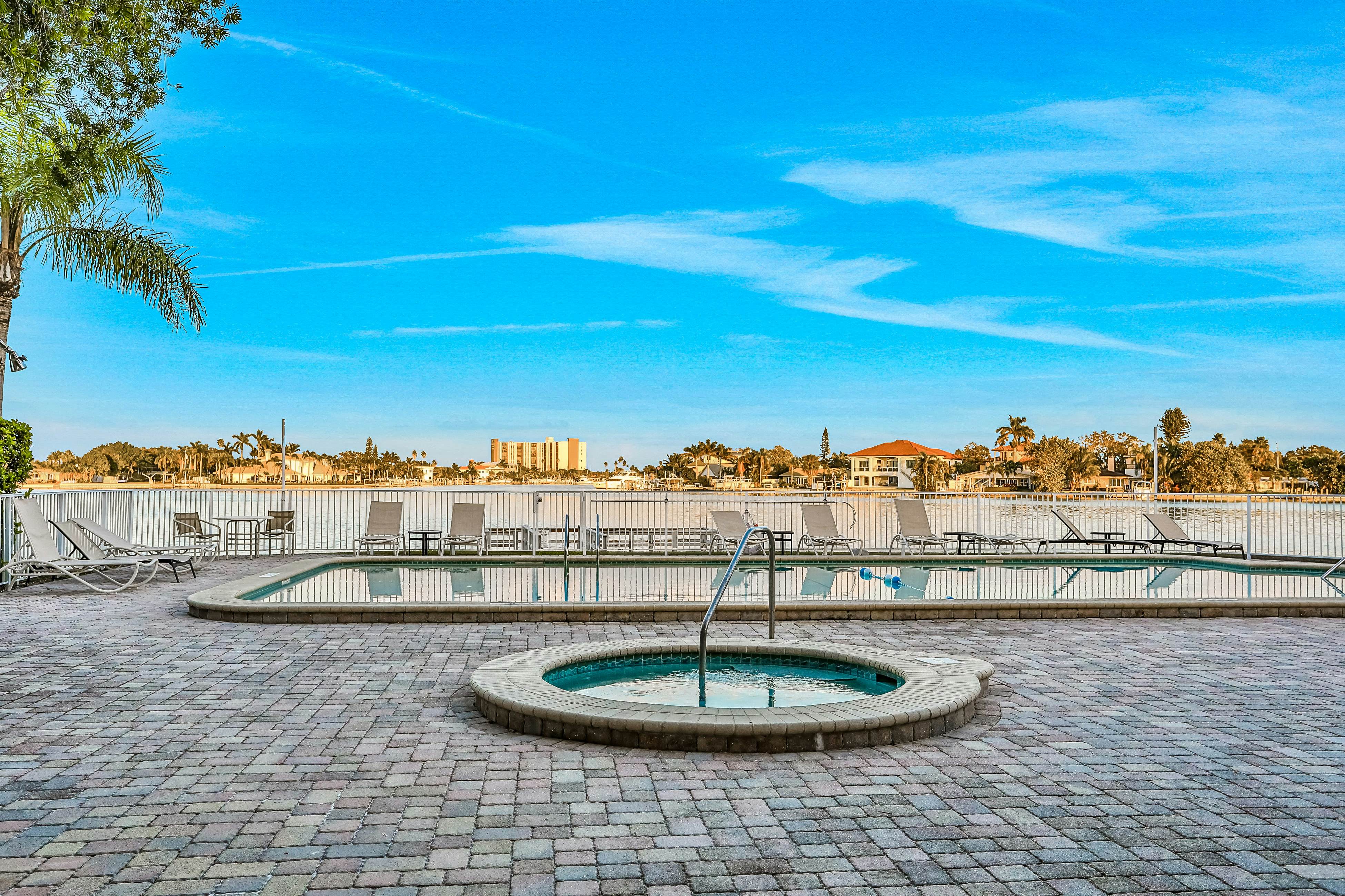 Top floor condo near the beach with pool, hot tub, washer/dryer