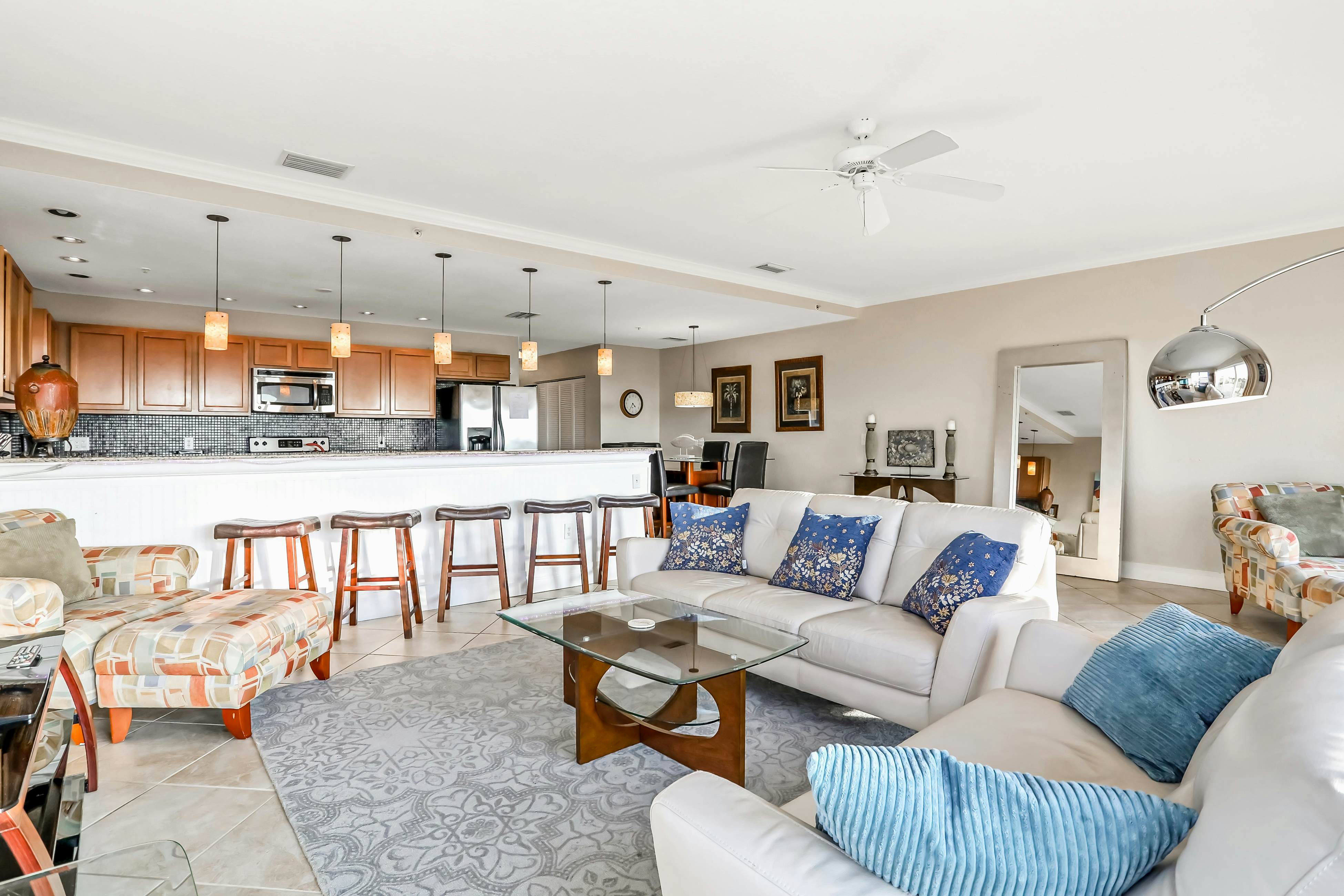 Top floor condo near the beach with pool, hot tub, washer/dryer