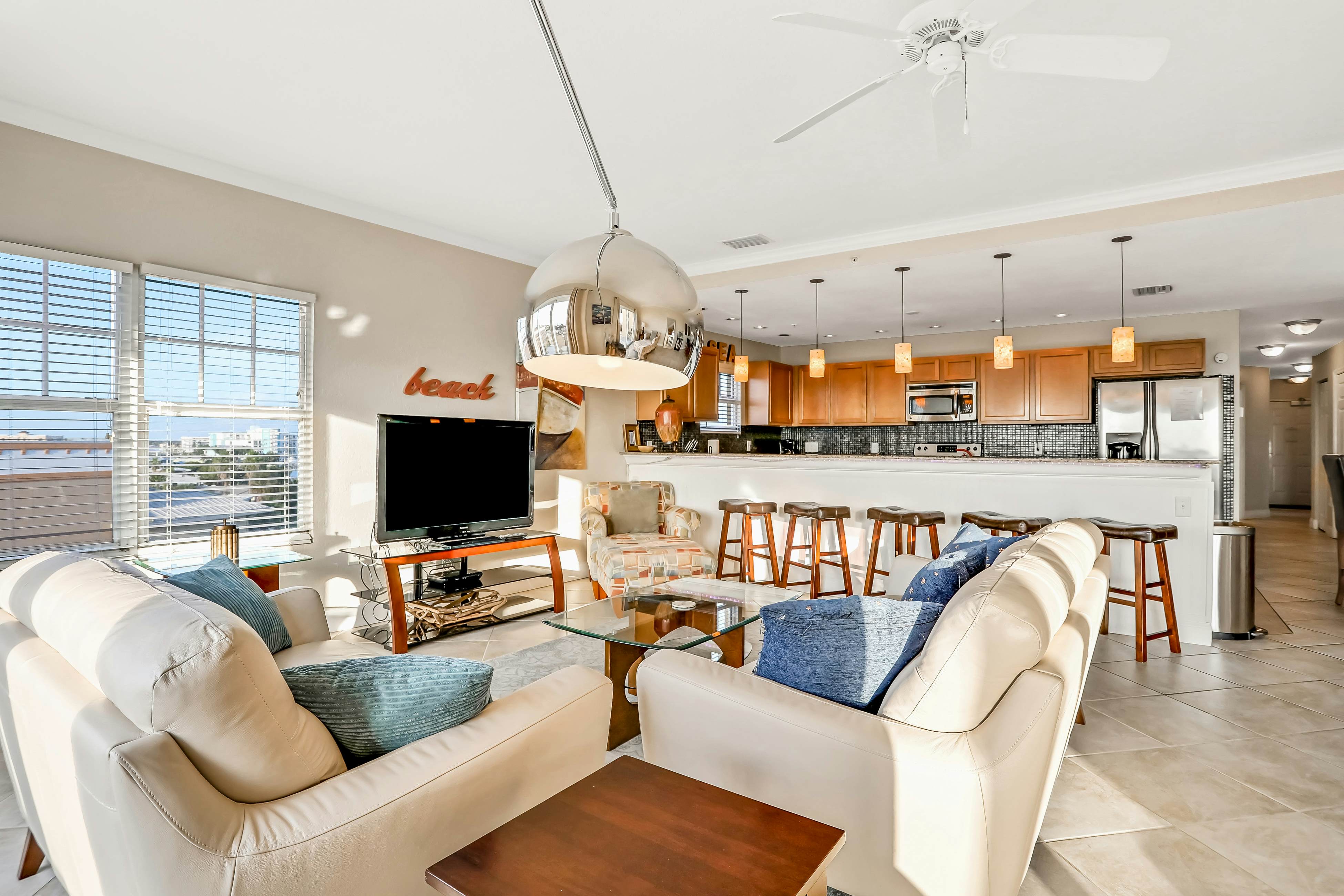 Top floor condo near the beach with pool, hot tub, washer/dryer