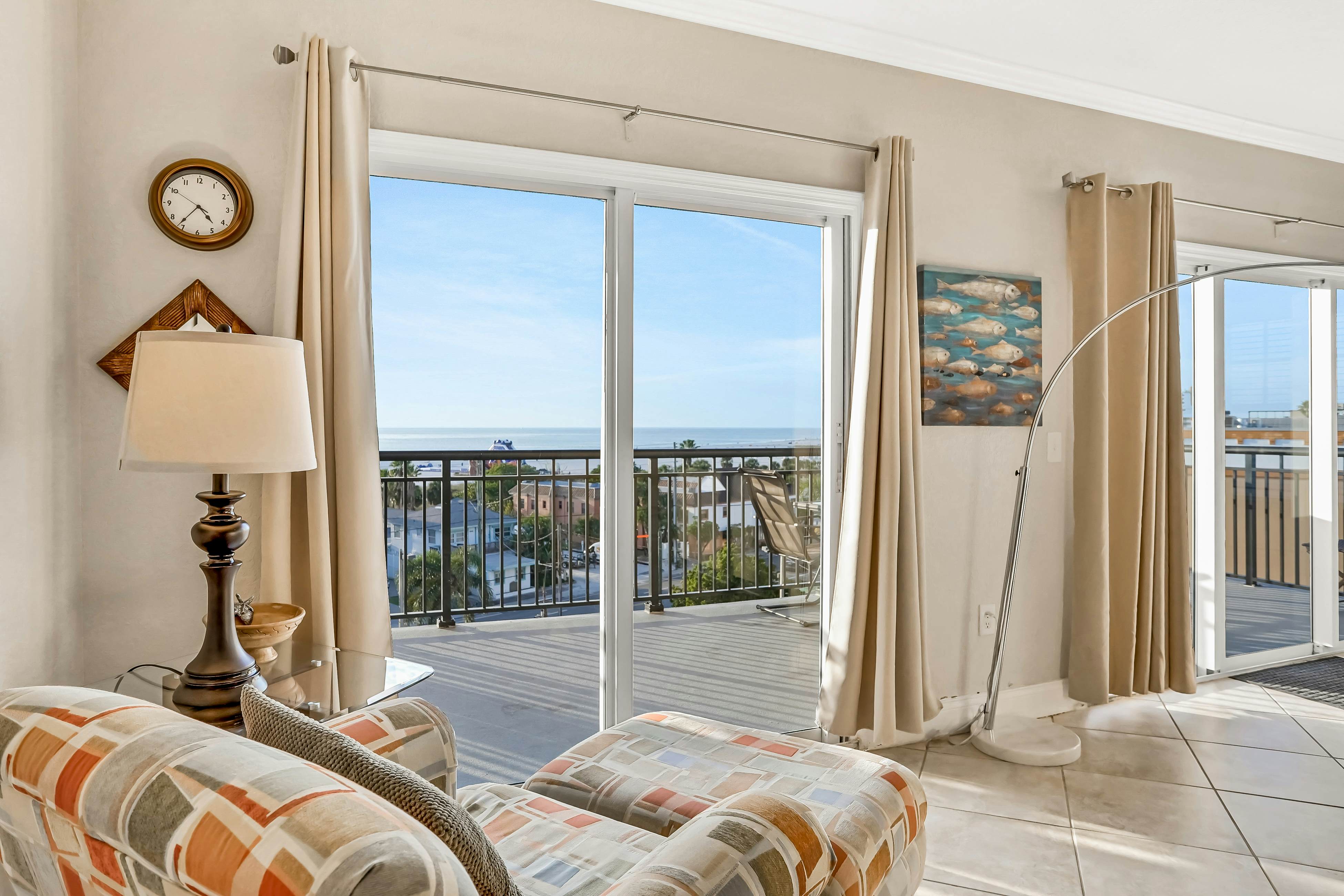 Top floor condo near the beach with pool, hot tub, washer/dryer