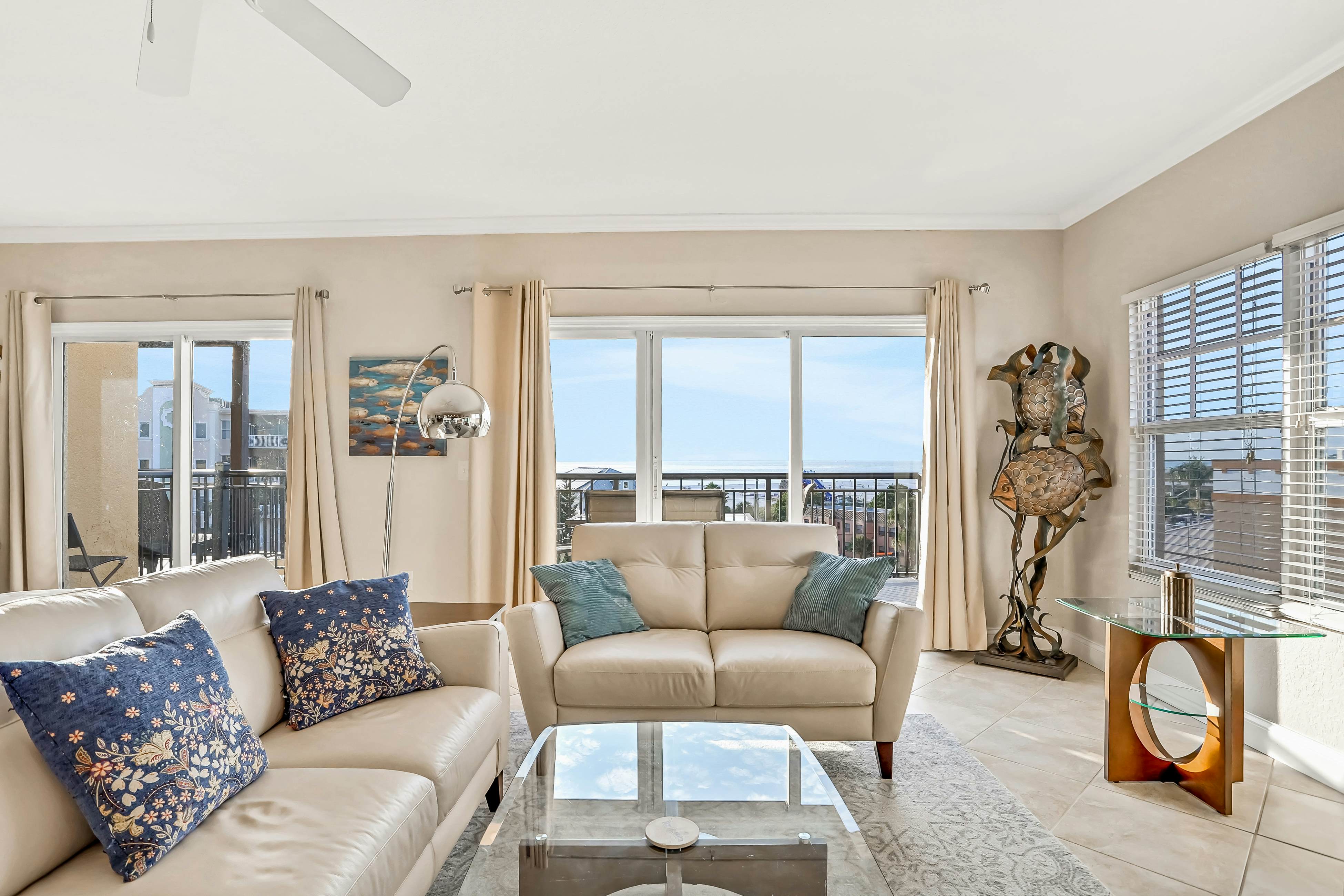 Top floor condo near the beach with pool, hot tub, washer/dryer