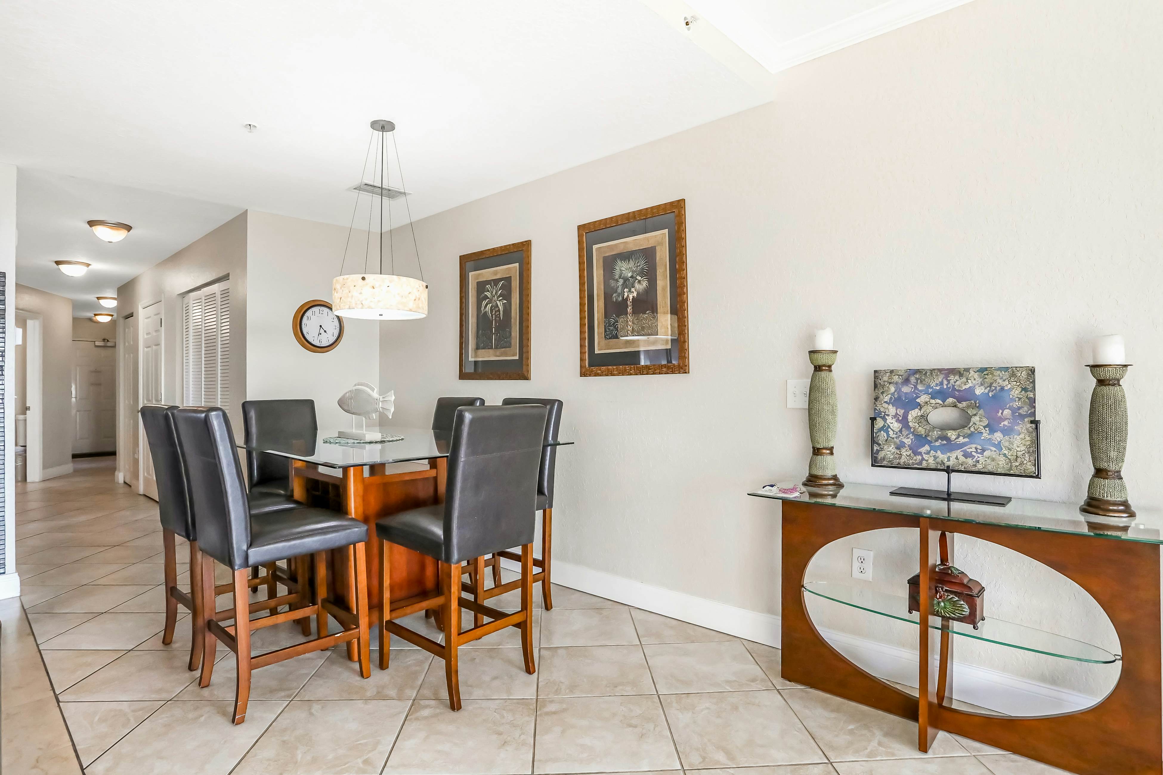 Top floor condo near the beach with pool, hot tub, washer/dryer