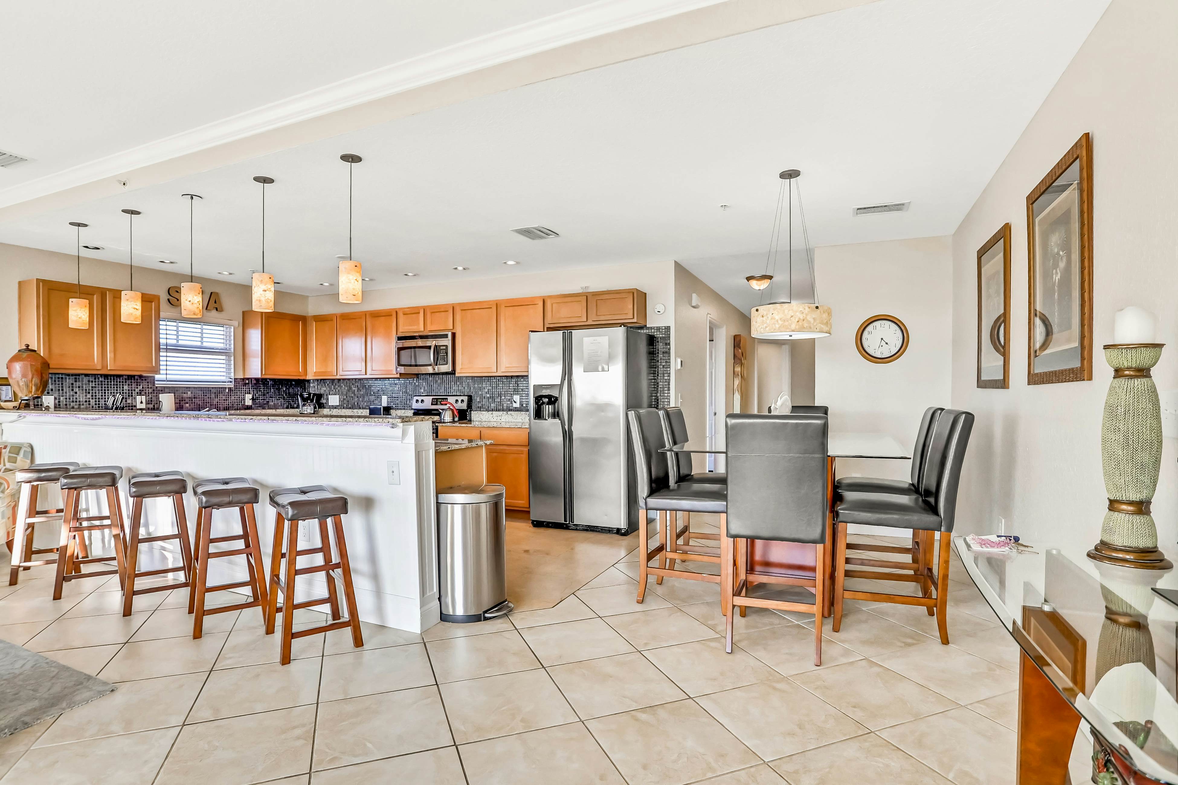 Top floor condo near the beach with pool, hot tub, washer/dryer