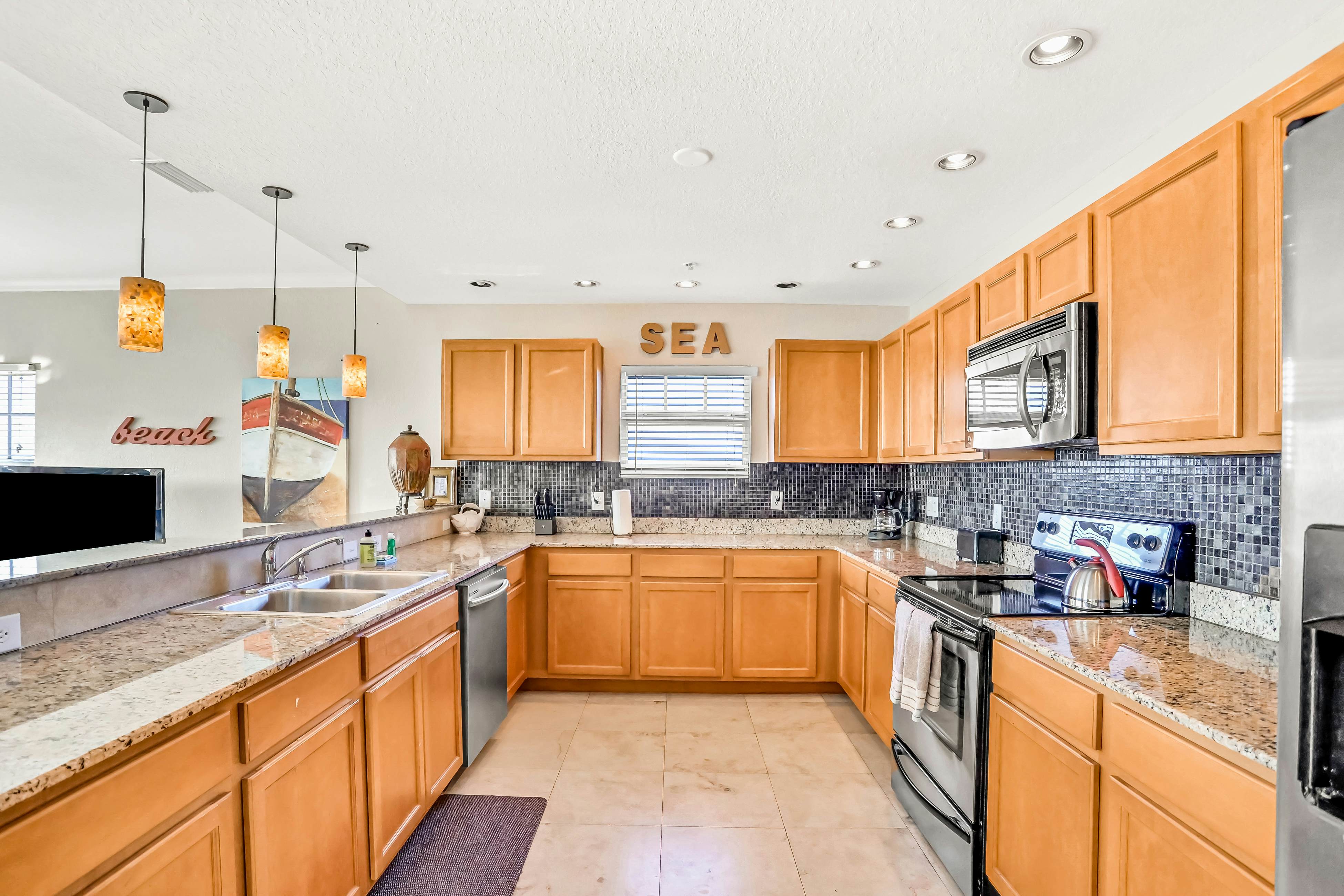 Top floor condo near the beach with pool, hot tub, washer/dryer