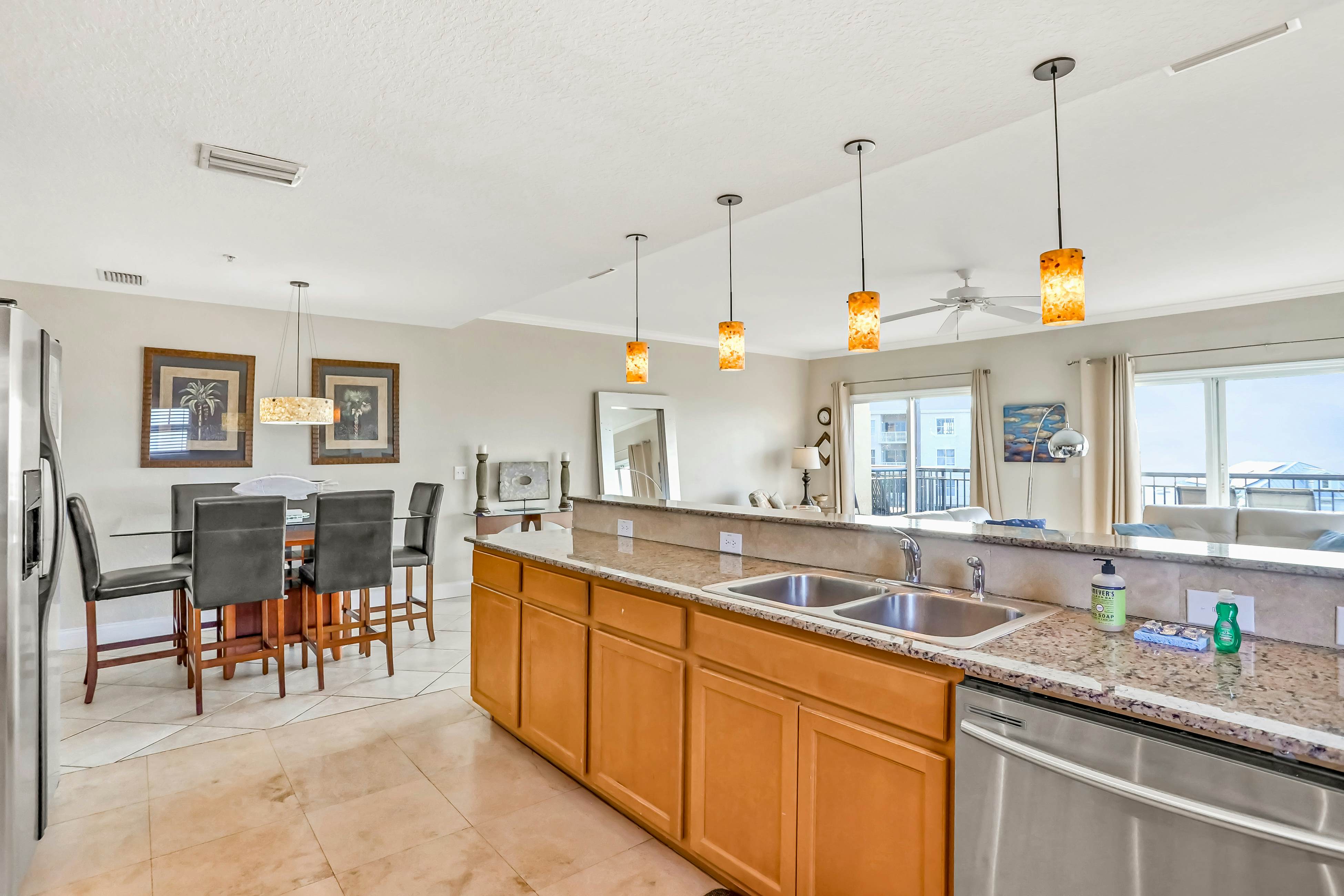 Top floor condo near the beach with pool, hot tub, washer/dryer