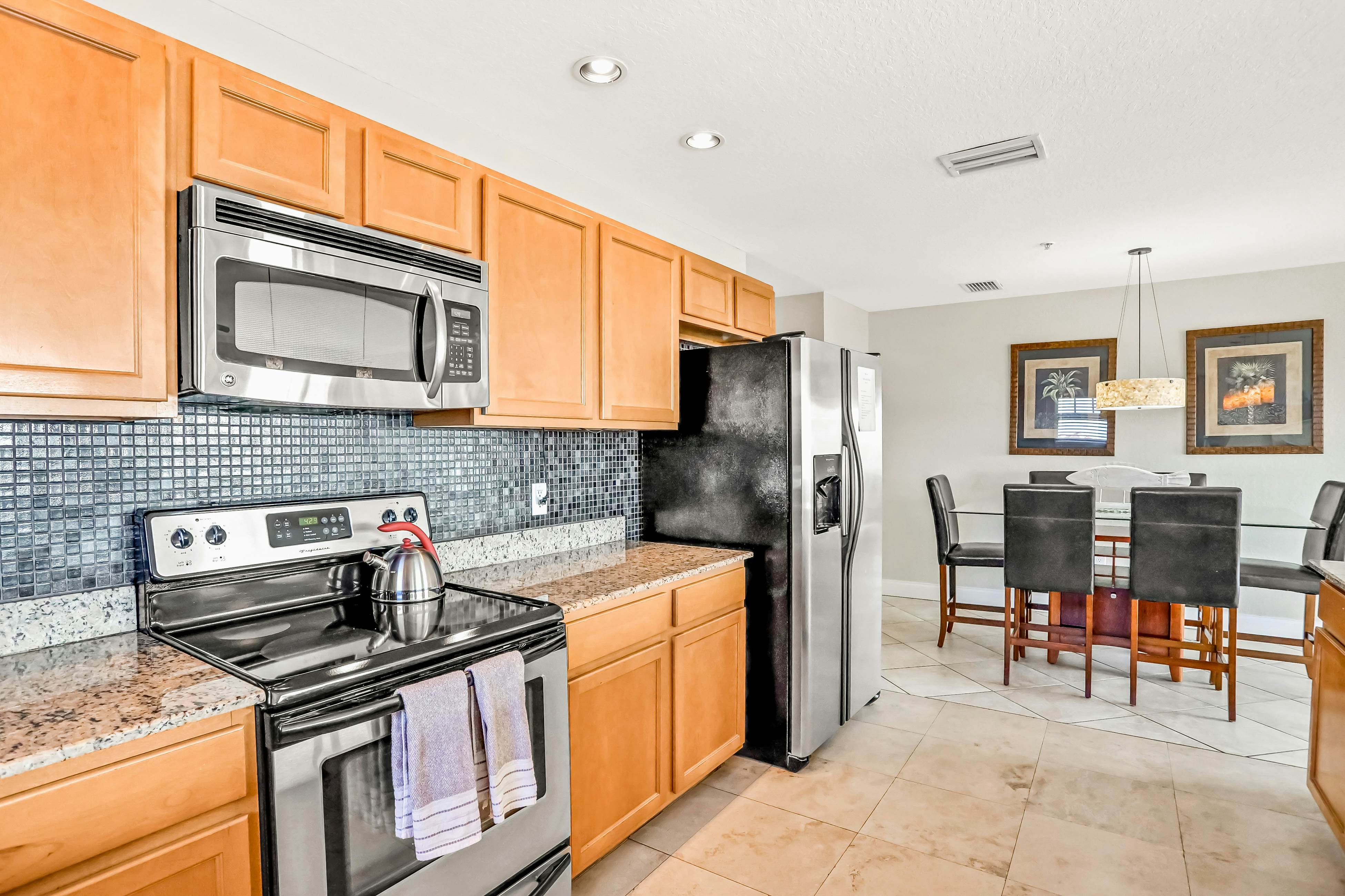 Top floor condo near the beach with pool, hot tub, washer/dryer