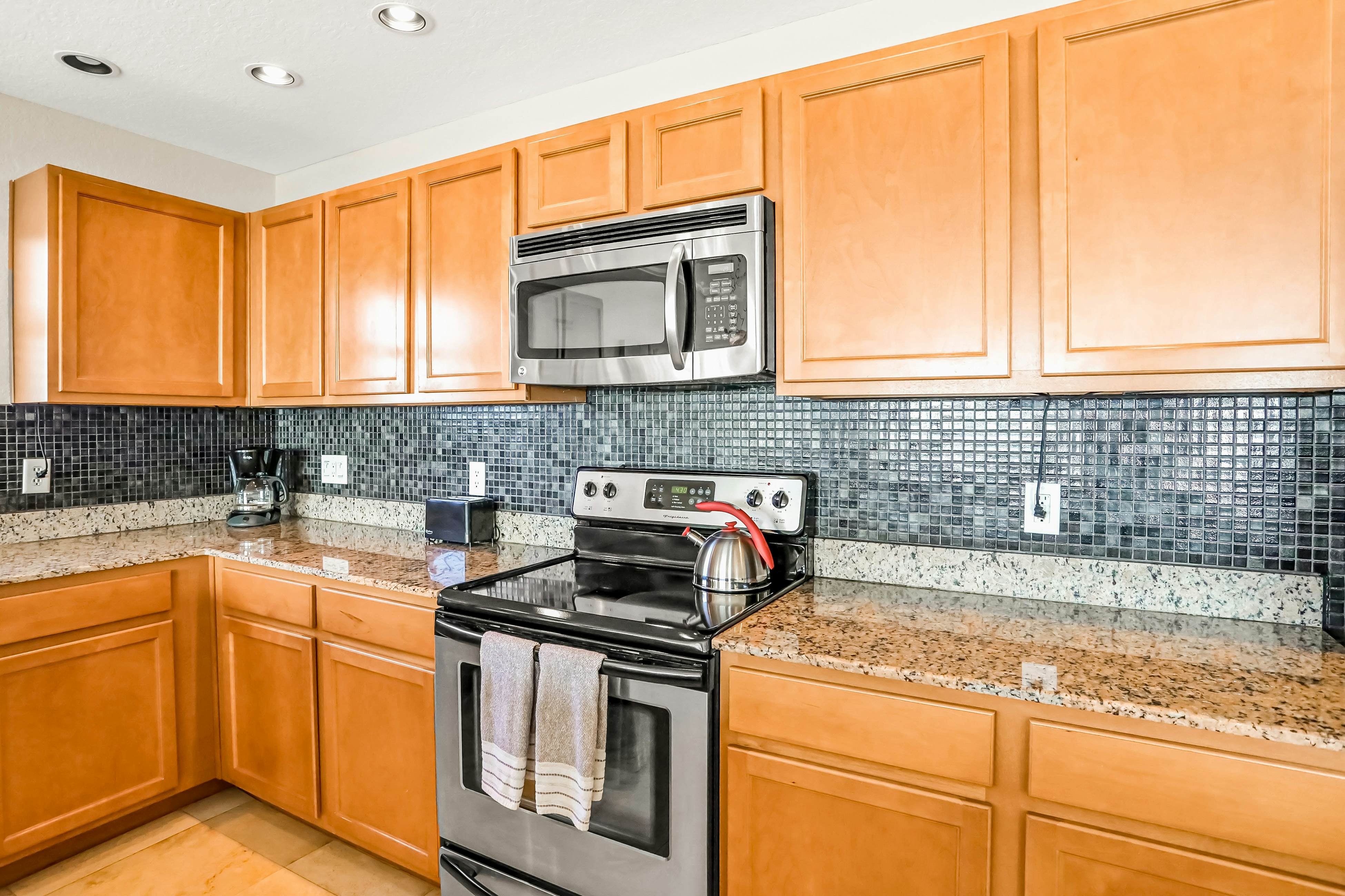 Top floor condo near the beach with pool, hot tub, washer/dryer