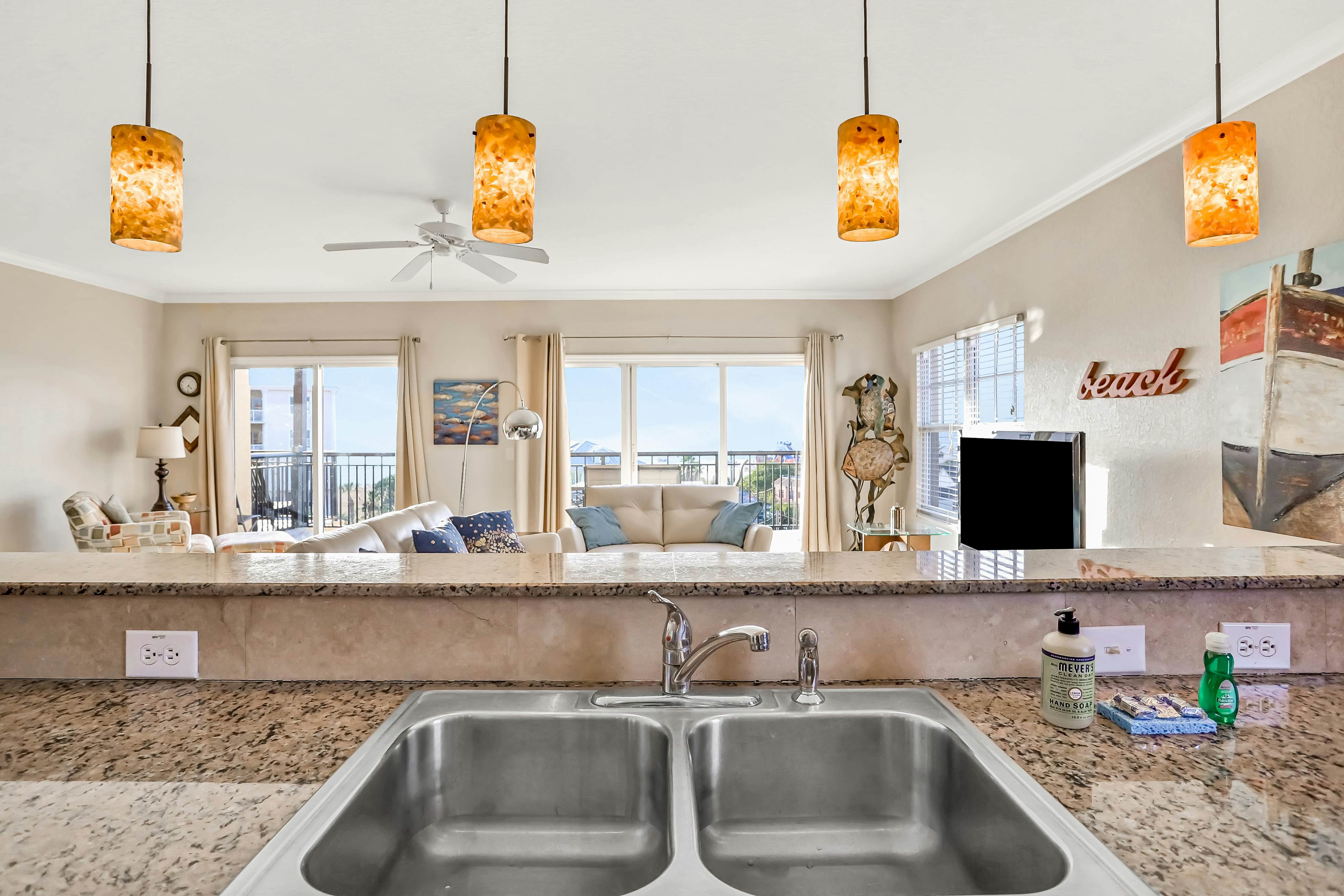 Top floor condo near the beach with pool, hot tub, washer/dryer