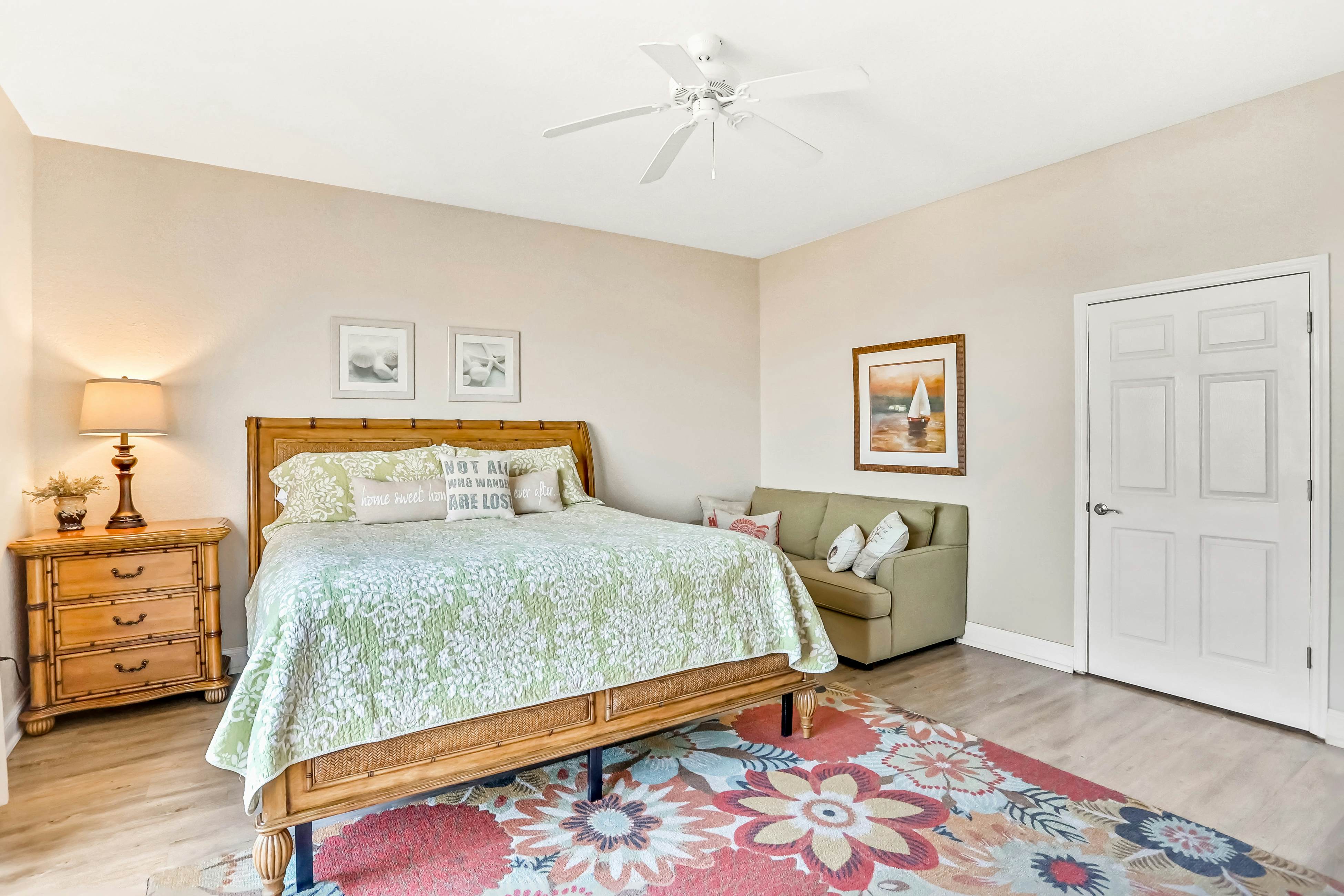 Top floor condo near the beach with pool, hot tub, washer/dryer