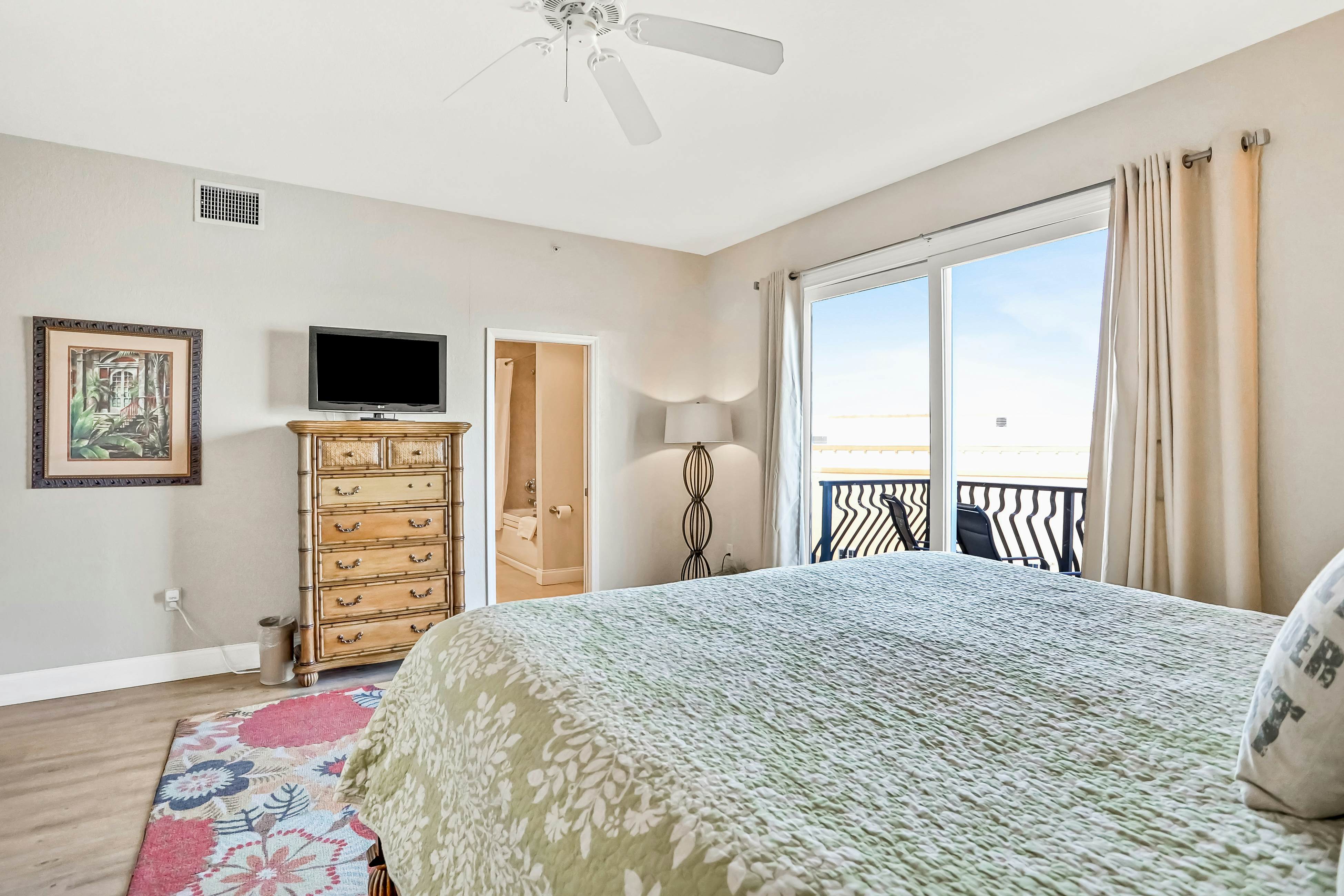 Top floor condo near the beach with pool, hot tub, washer/dryer