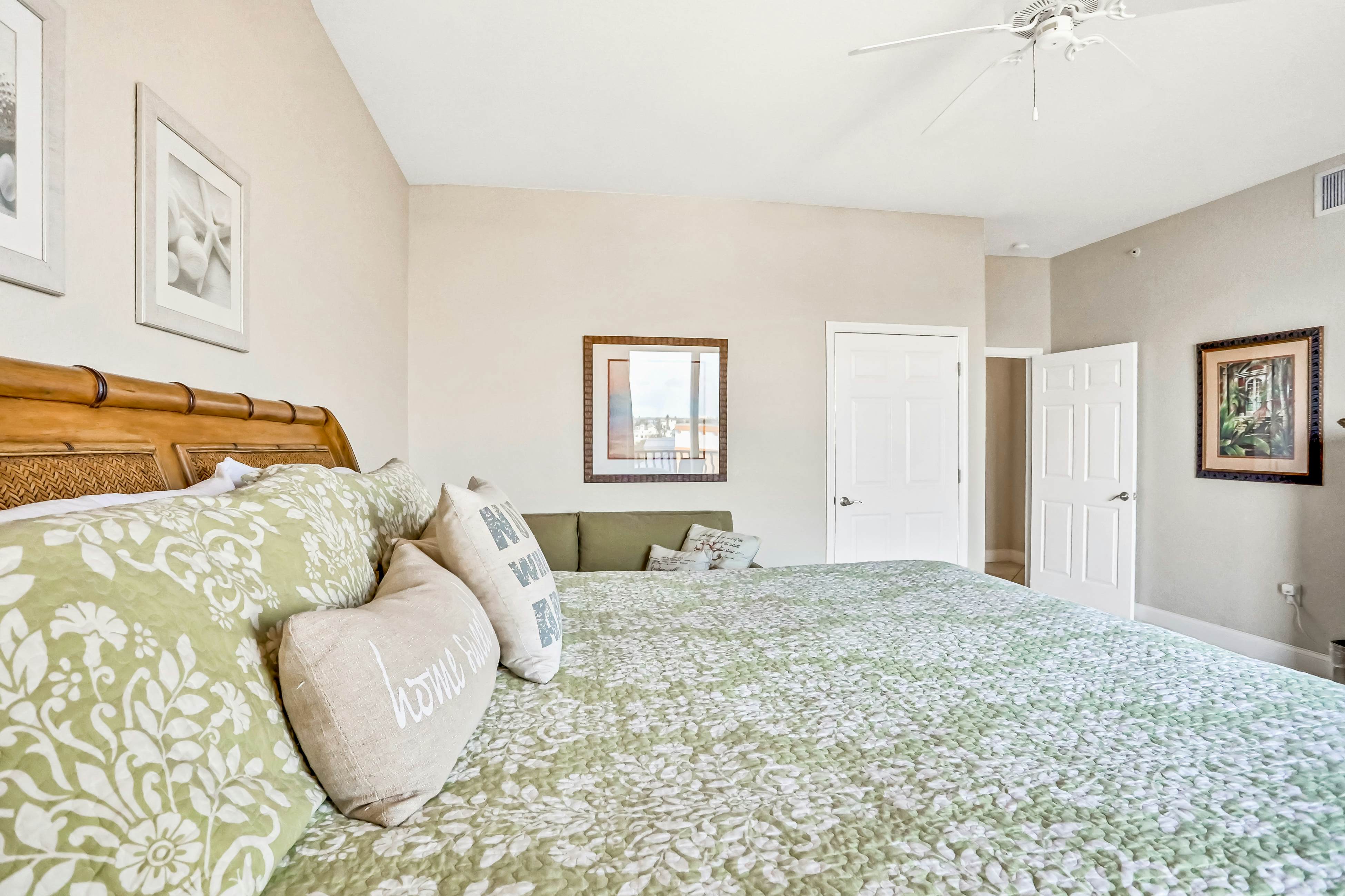 Top floor condo near the beach with pool, hot tub, washer/dryer