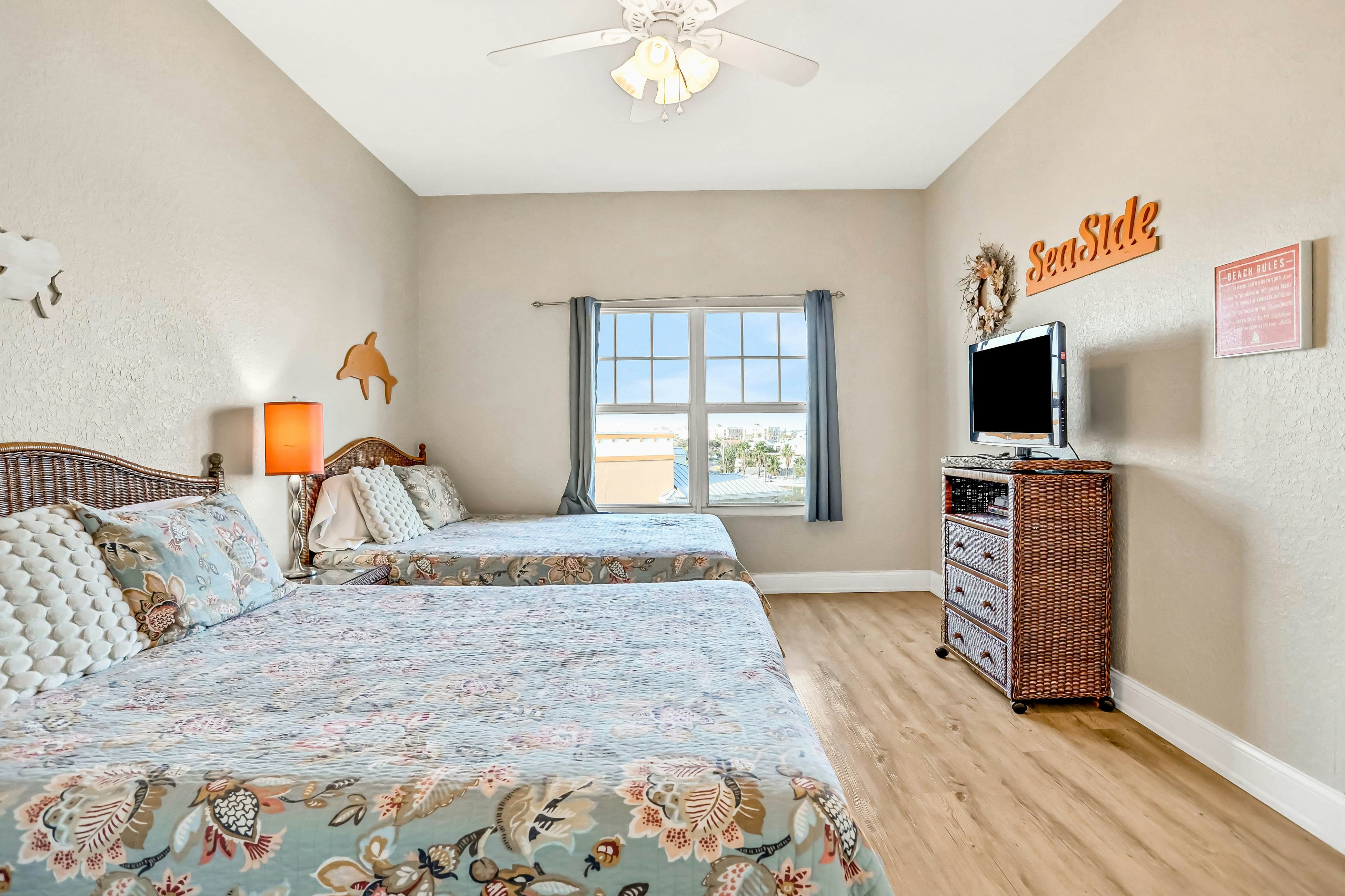 Top floor condo near the beach with pool, hot tub, washer/dryer