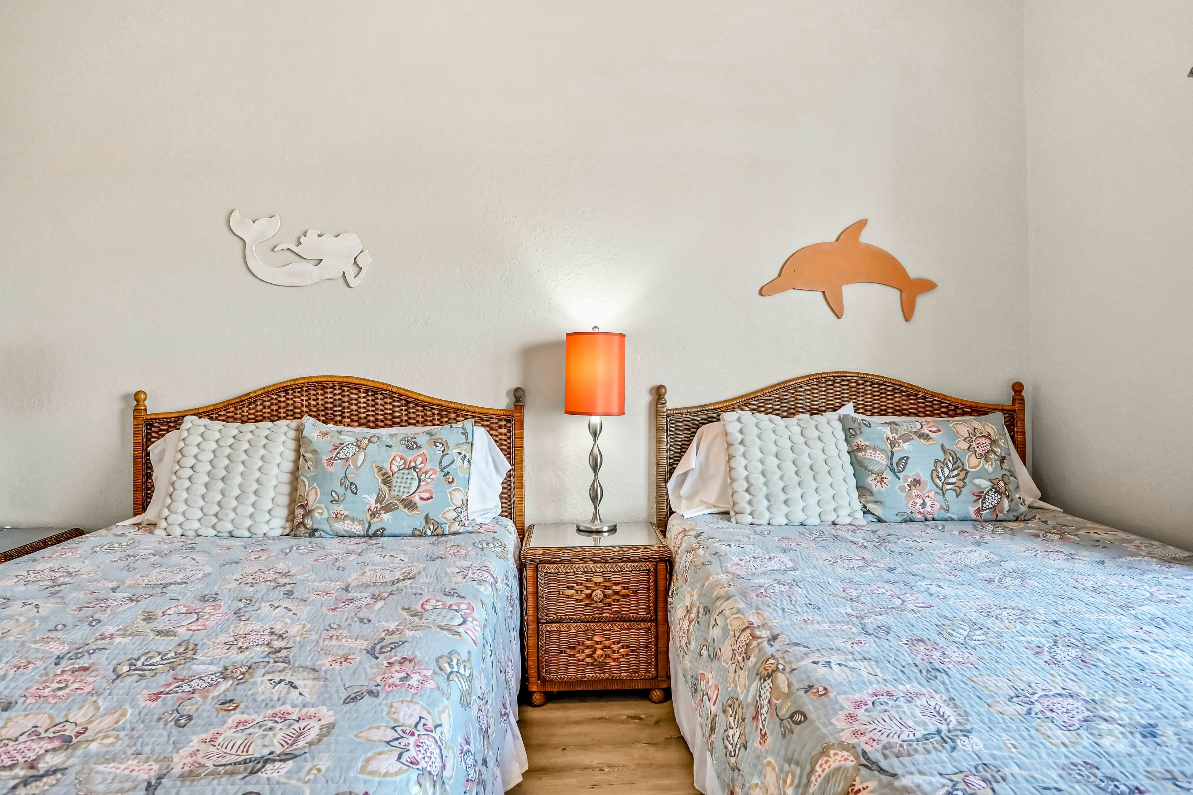 Top floor condo near the beach with pool, hot tub, washer/dryer