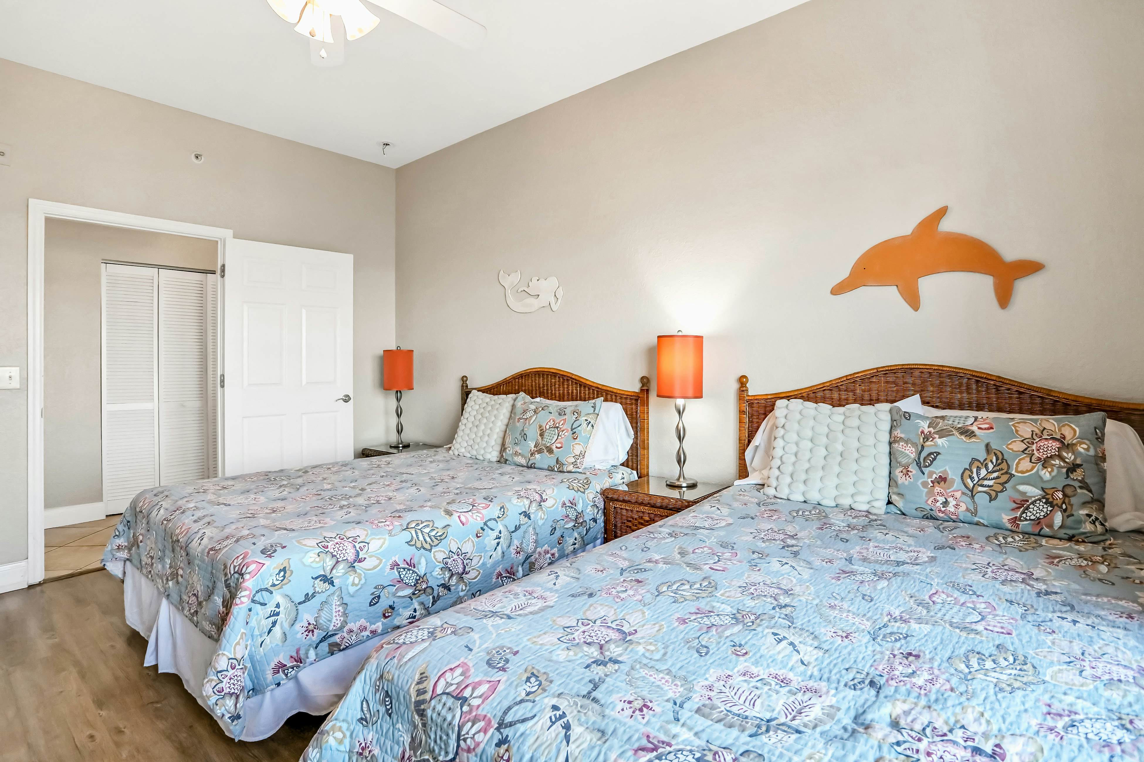 Top floor condo near the beach with pool, hot tub, washer/dryer