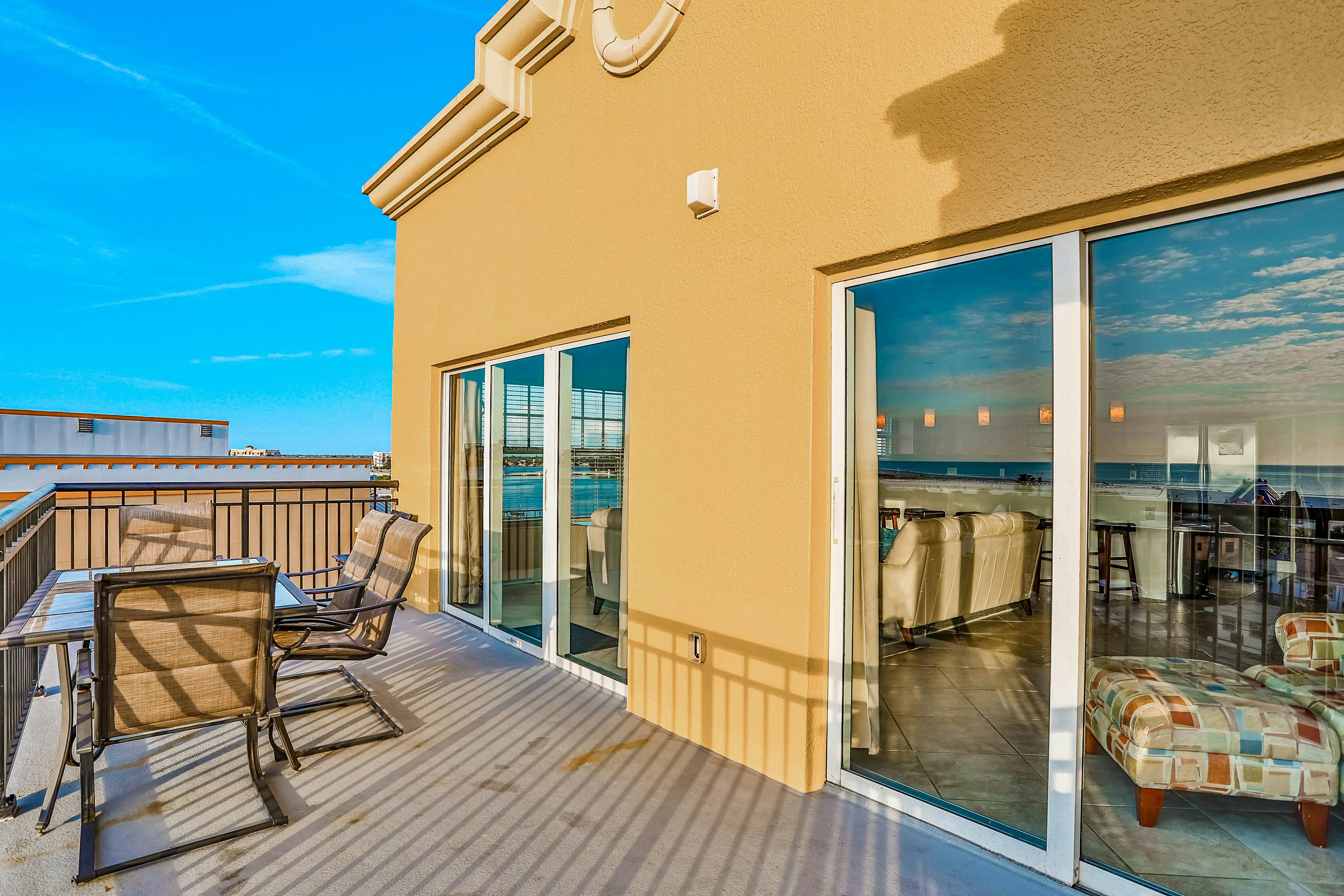 Top floor condo near the beach with pool, hot tub, washer/dryer