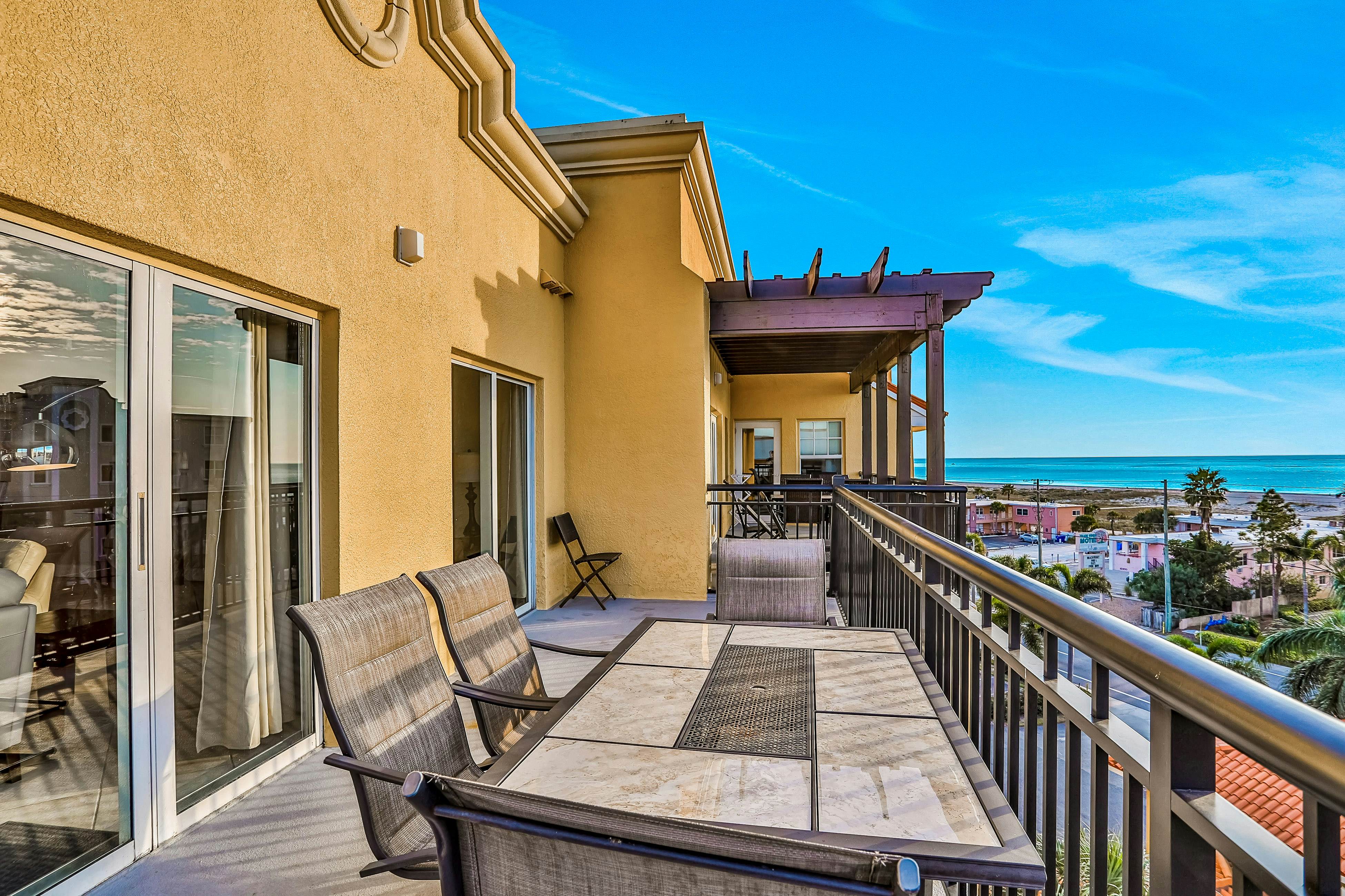 Top floor condo near the beach with pool, hot tub, washer/dryer