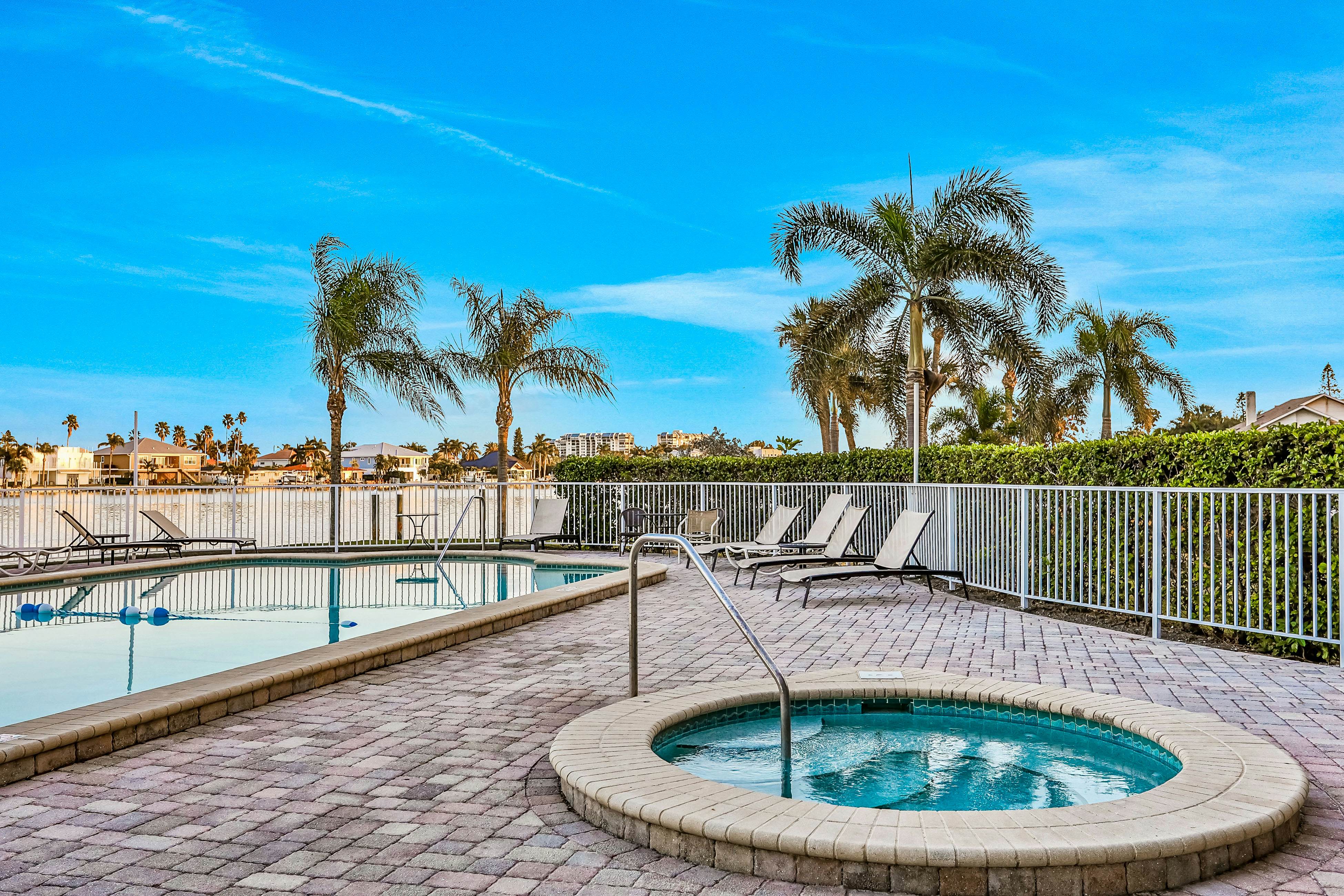 Top floor condo near the beach with pool, hot tub, washer/dryer
