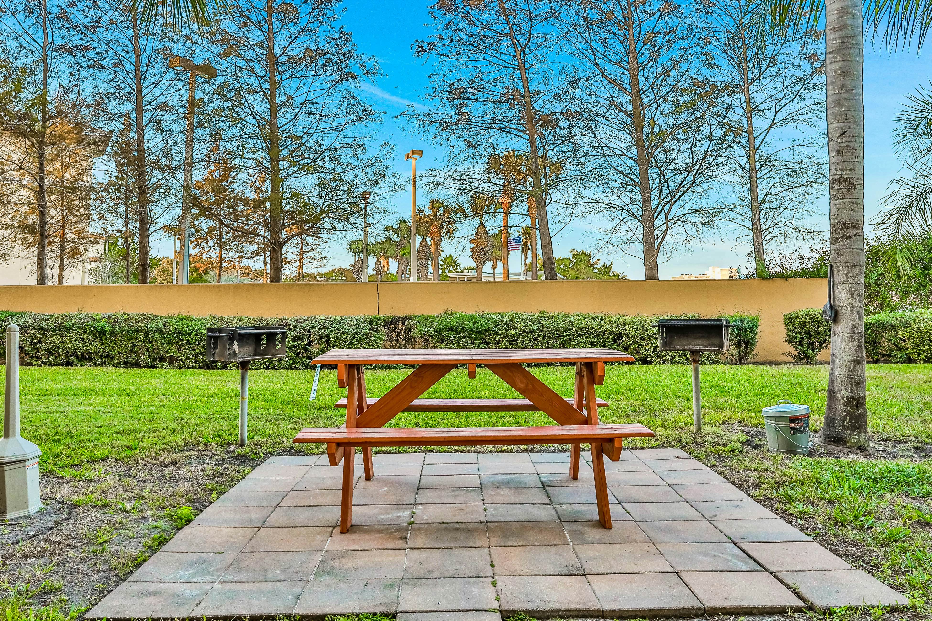 Top floor condo near the beach with pool, hot tub, washer/dryer