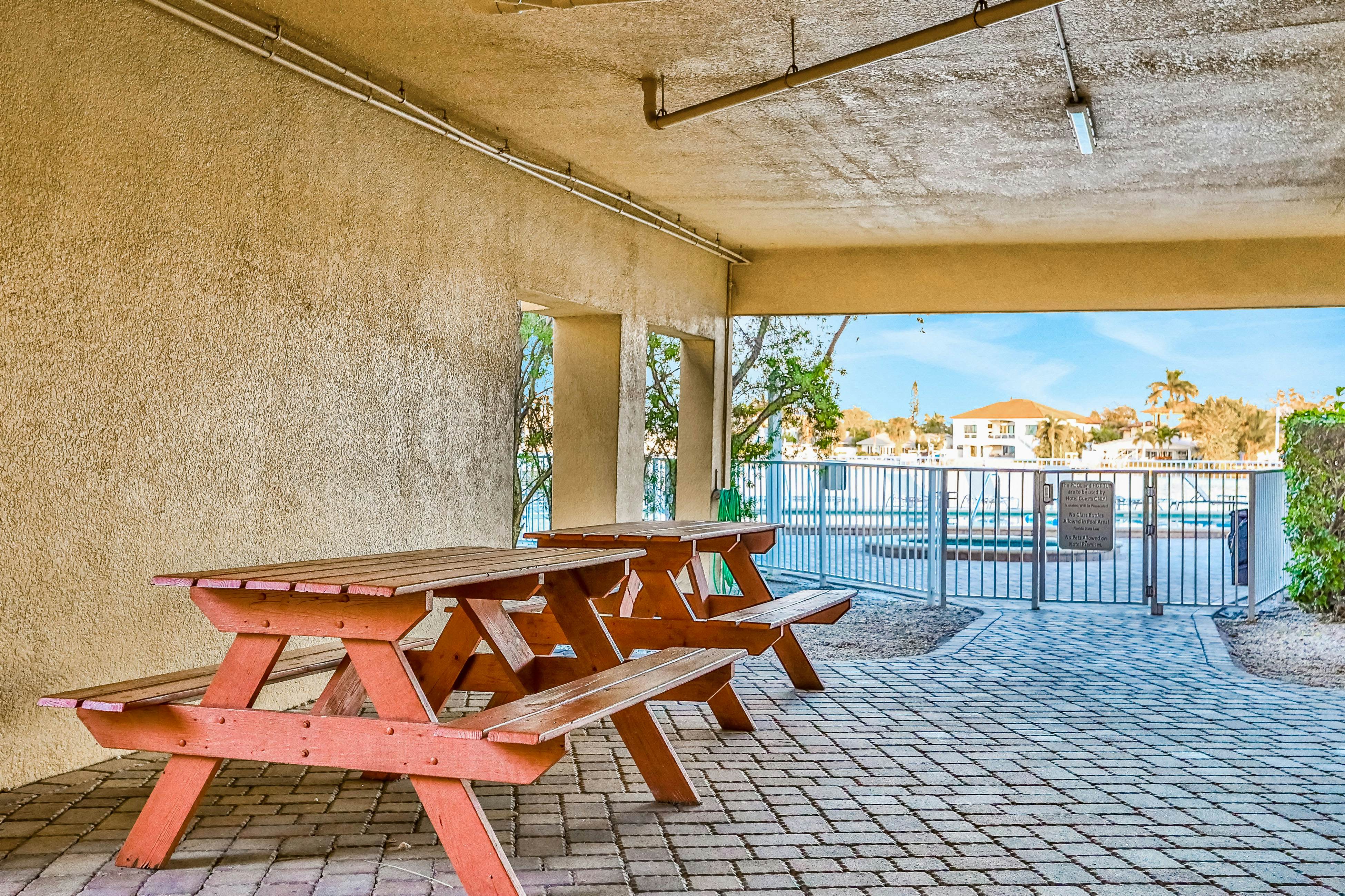 Top floor condo near the beach with pool, hot tub, washer/dryer