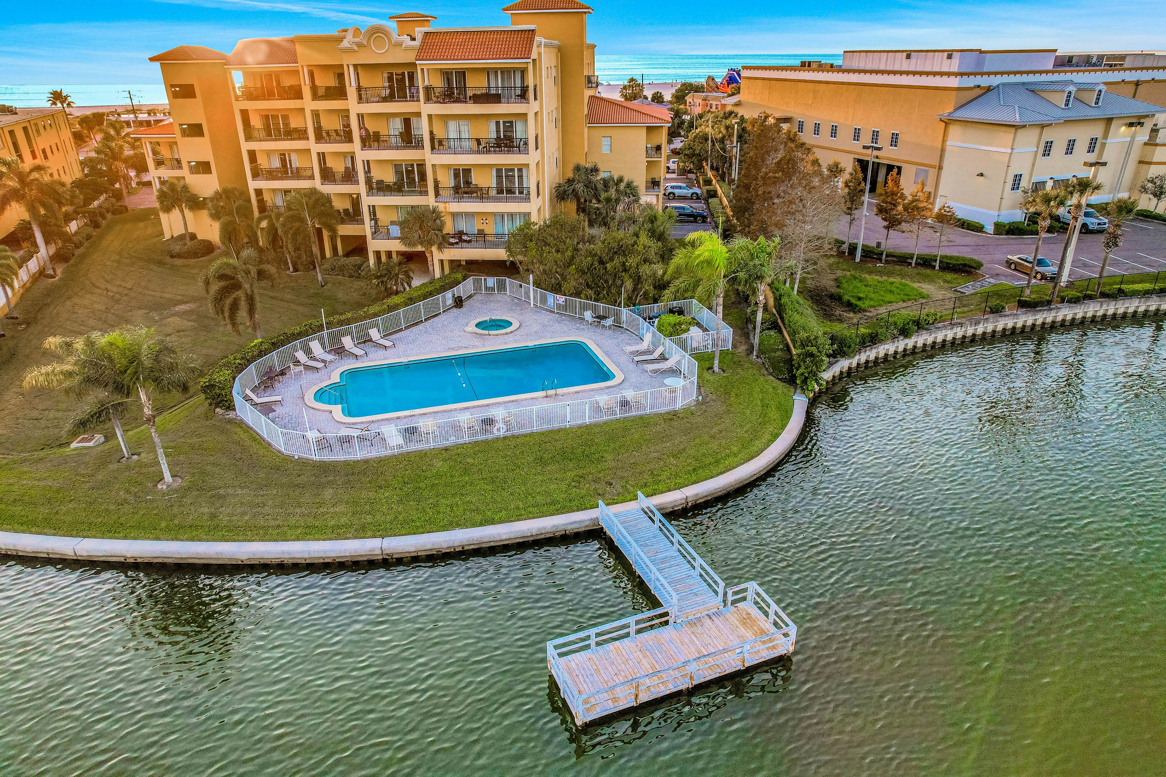 Top floor condo near the beach with pool, hot tub, washer/dryer