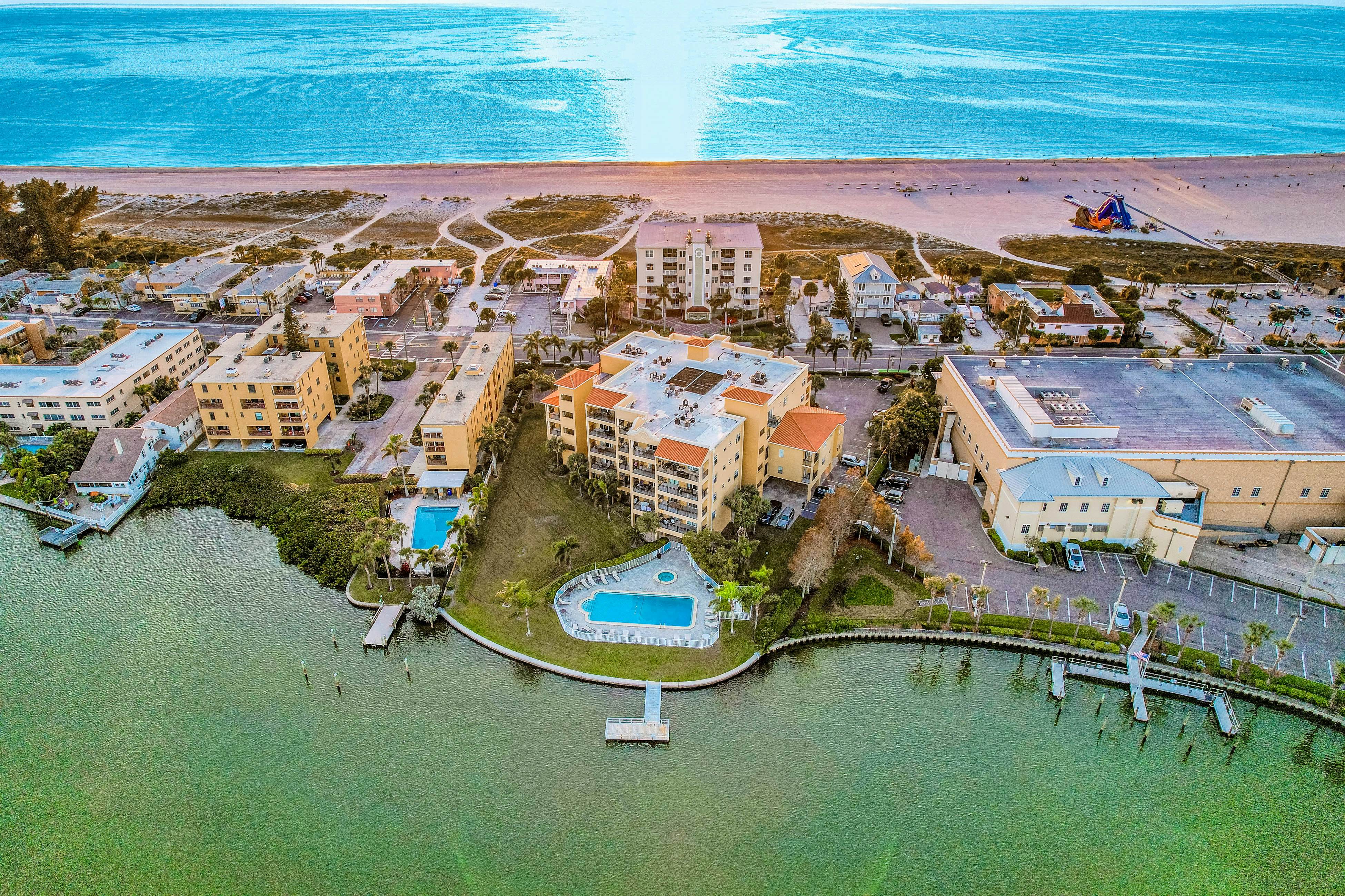 Top floor condo near the beach with pool, hot tub, washer/dryer