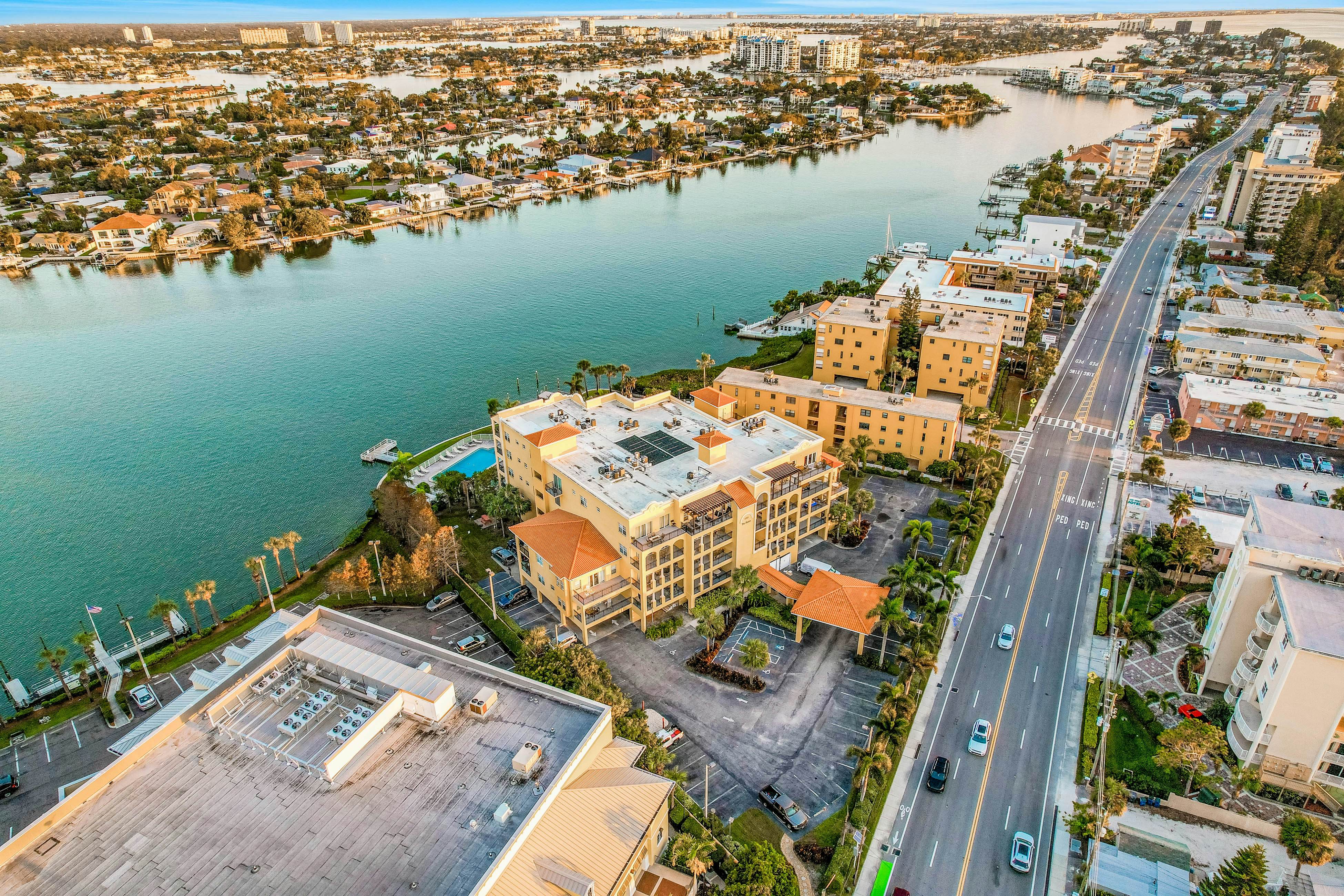 Top floor condo near the beach with pool, hot tub, washer/dryer