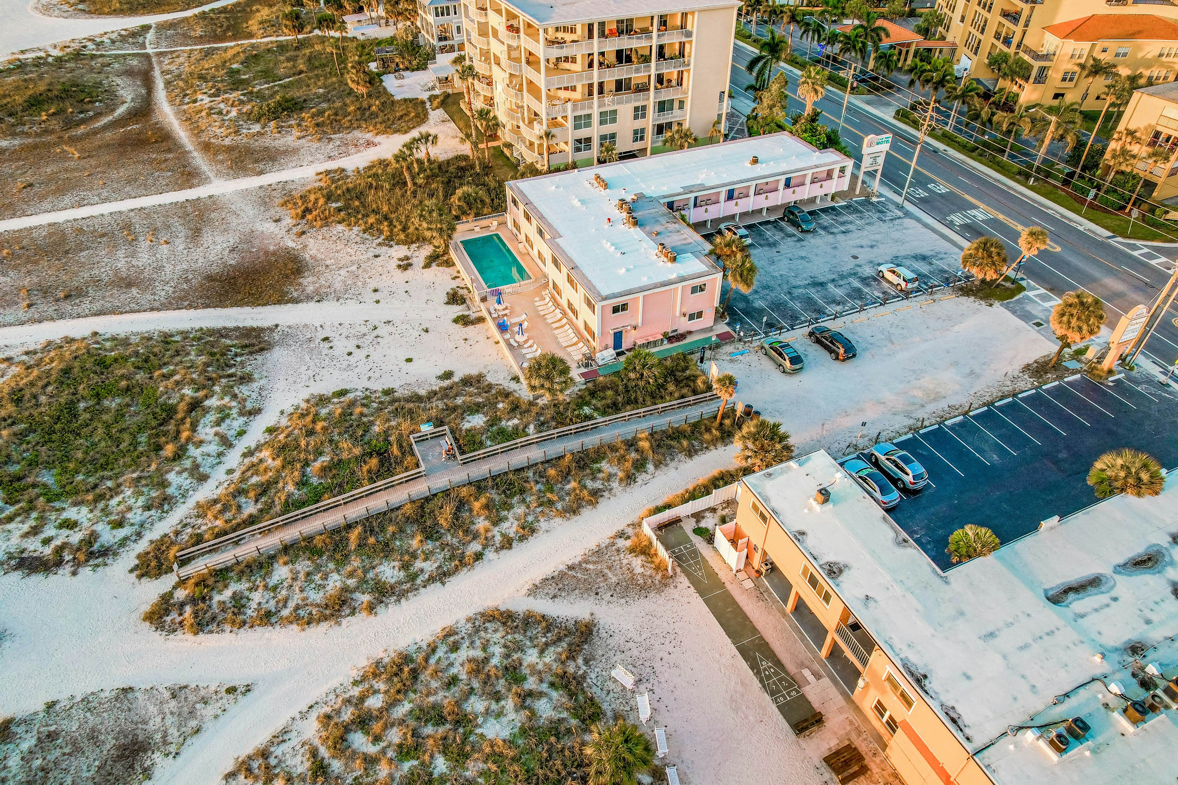 Top floor condo near the beach with pool, hot tub, washer/dryer