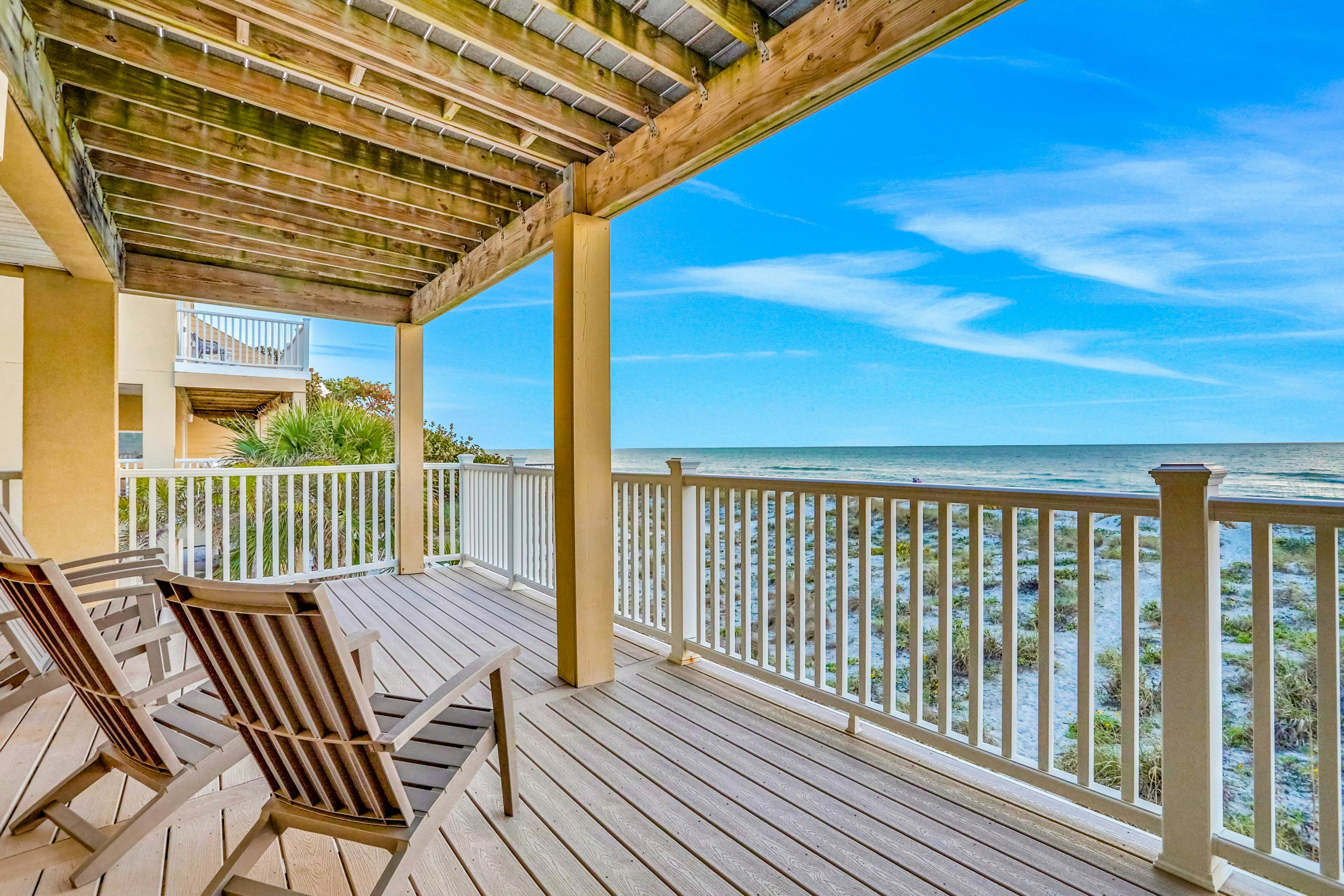 Charming Gulf front condo with balcony, full kitchen, central AC, & W/D