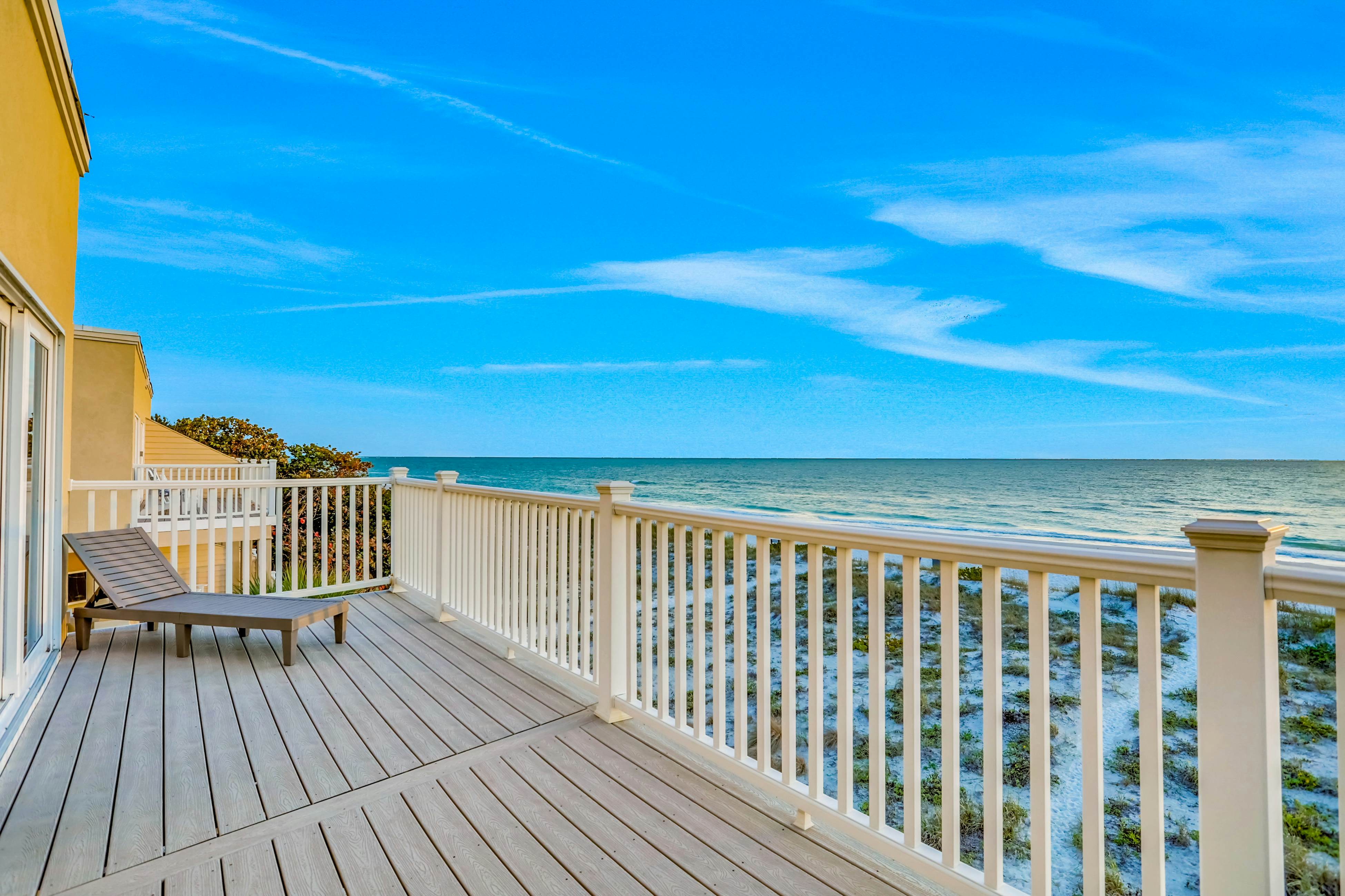 Charming Gulf front condo with balcony, full kitchen, central AC, & W/D