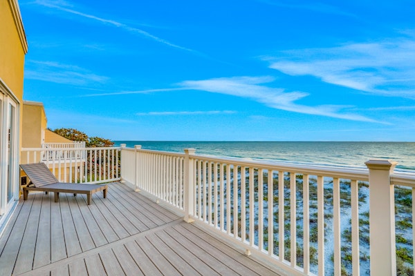 Charming Gulf front condo with balcony full kitchen central AC and WD